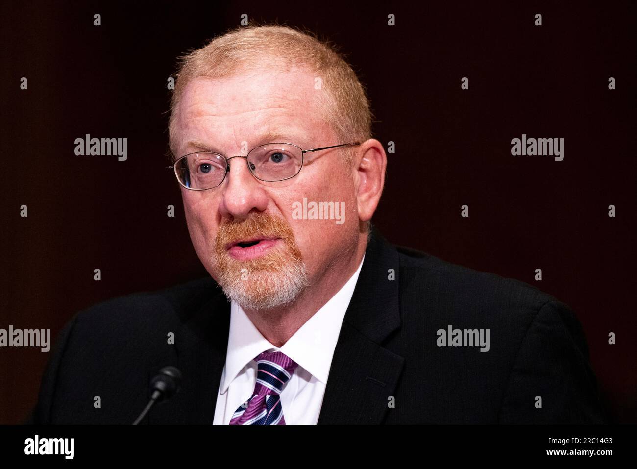 Washington, Vereinigte Staaten. 11 luglio 2023. Professore presso il College of Veterinary Medicine presso la Kansas State University il Dr. Michael Apley testimonia durante un'audizione del Senato per la salute, l'istruzione, il lavoro e le pensioni sulla salute primaria e la sicurezza pensionistica esaminando i superbug, martedì 11 luglio 2023, nel Dirksen Senate Office Building a Washington, DC credito: Julia Nikhinson/CNP/dpa/Alamy Live News Foto Stock