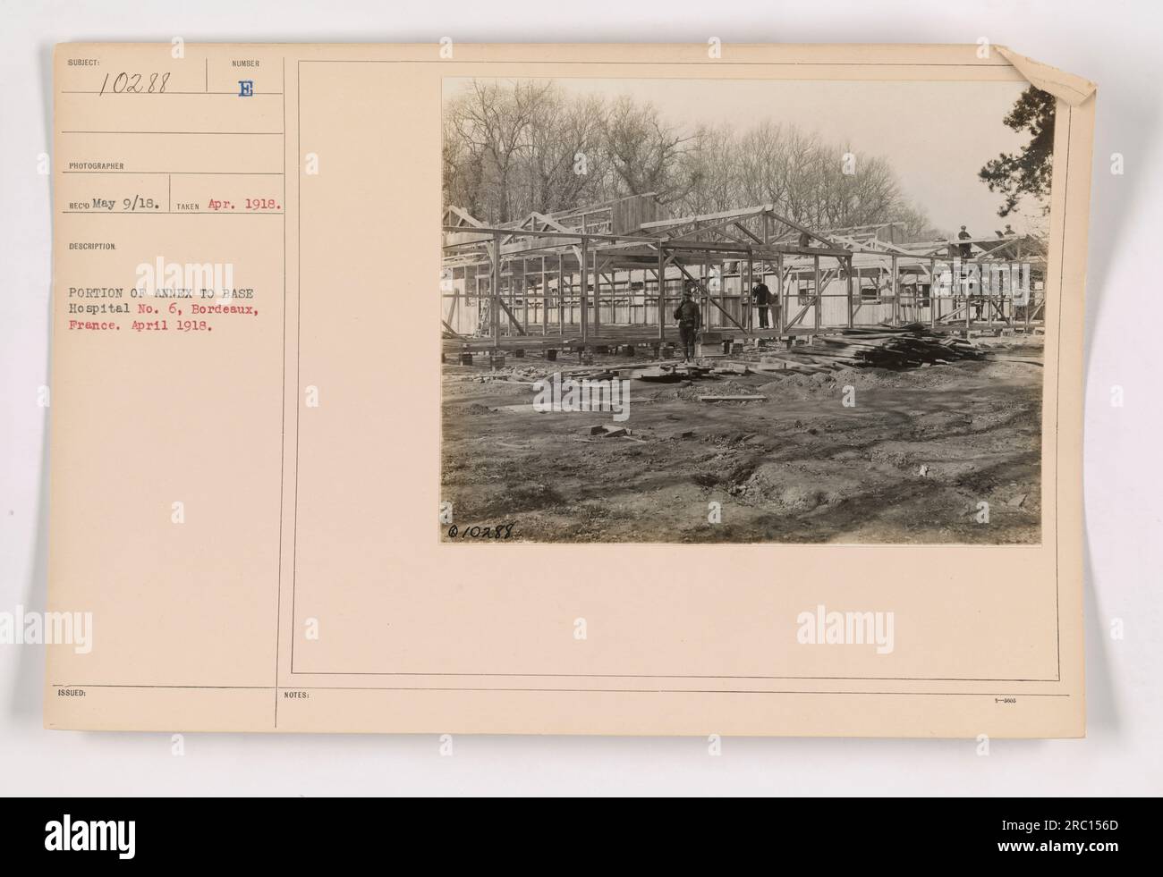 Parte dell'allegato dell'ospedale base n. 6 a Bordeaux, Francia. Questa fotografia, scattata nell'aprile 1918, mostra una sezione dell'annesso dell'ospedale. L'allegato era un'estensione dell'edificio principale dell'ospedale di base e probabilmente forniva ulteriori strutture mediche o alloggi per i pazienti e il personale. Foto Stock