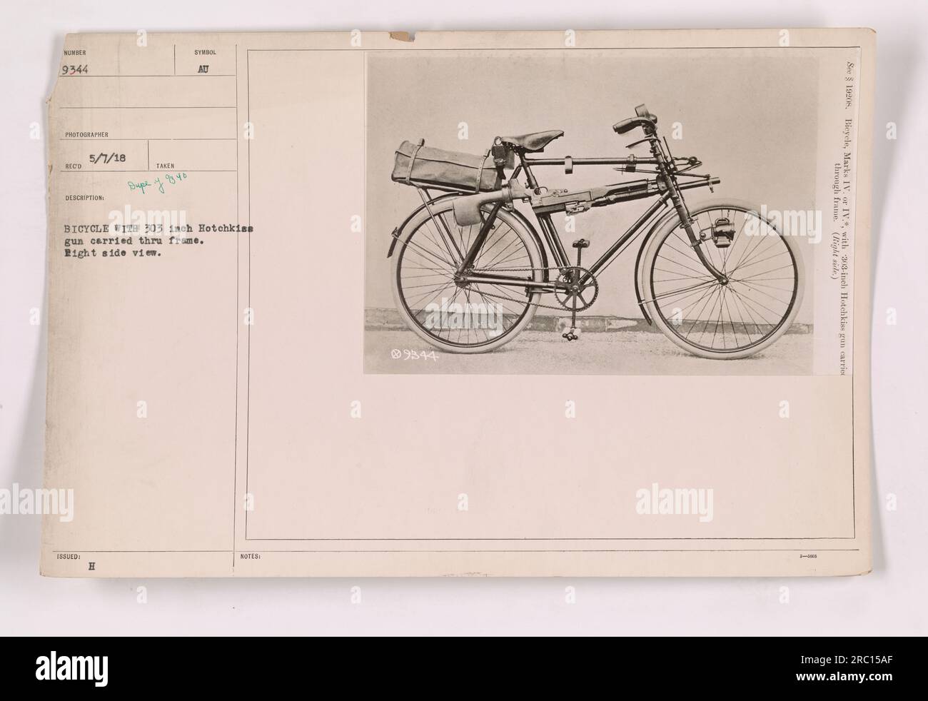 Soldati americani in posa con una bicicletta Type 93 40 equipaggiata con un cannone Hotchkiss da 303 pollici montato sul telaio durante la prima guerra mondiale La fotografia mostra una vista laterale della moto, con otto soldati intorno. Questo particolare modello di moto è stato comunemente usato negli anni '1920 Foto Stock