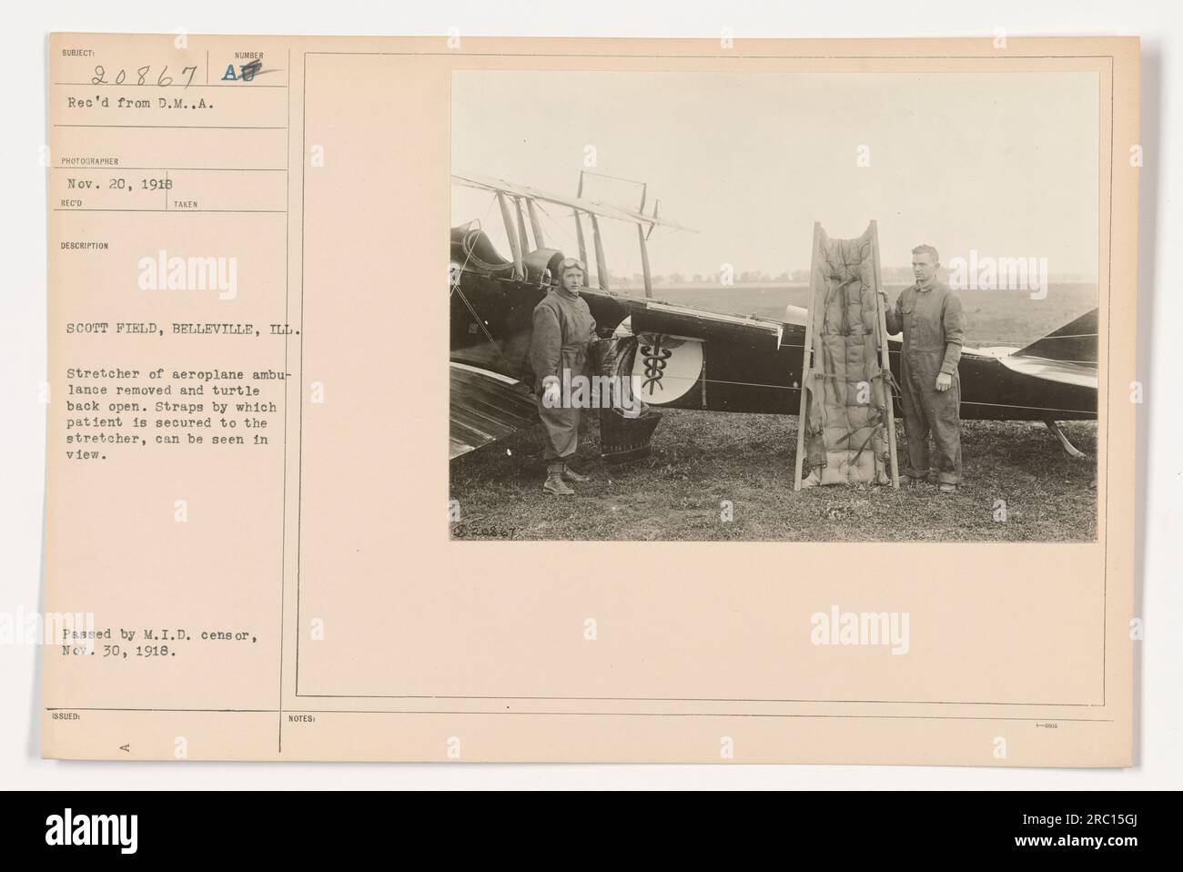 Immagine di una veduta aerea di un'ambulanza di aeroplano modificata a Scott Field, Belleville, Illinois durante la prima guerra mondiale. La barella è stata rimossa e la parte posteriore della tartaruga dell'aereo è aperta. Le cinghie utilizzate per fissare i pazienti alla barella sono visibili. Approvato dal M.I.D. censor il 30 novembre 1918. Foto Stock