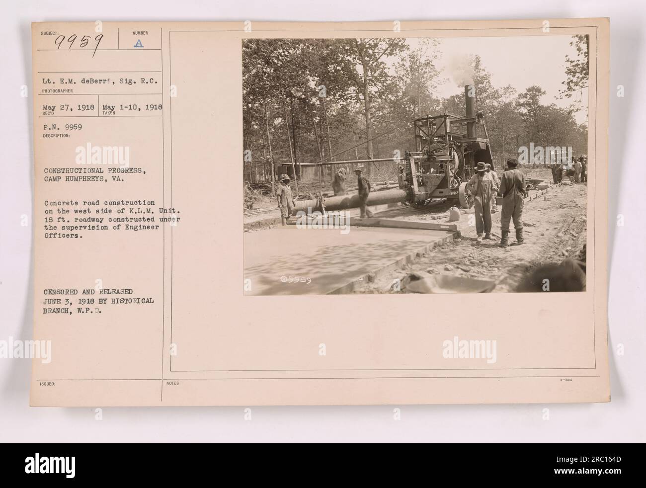 Costruzione di strade in cemento a Camp Humphreys, Virginia. La costruzione si trova sul lato ovest dell'unità K.L.M. e la carreggiata misura 18 piedi. I tecnici stanno supervisionando la costruzione. Questa foto è stata scattata il 27 maggio 1918, ed è stata censurata e pubblicata il 3 giugno 1918 dalla Historical Branch of the War Plans Division. Foto Stock