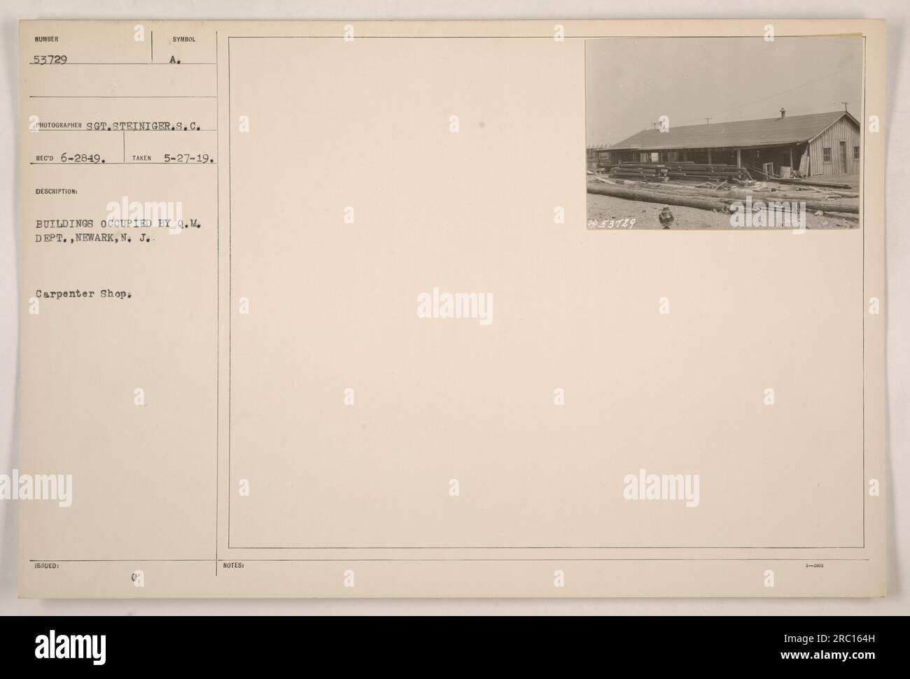 Questa fotografia mostra gli edifici occupati dal Q.M. Dipartimento di Newark, New Jersey, in particolare Carpenter Shop. La foto è stata scattata il 27 maggio 1919 da Sgt. Steiniger, e ha il simbolo Carpenter Shop associato ad essa. L'edificio è noto come appartenente al Q.M. Dipartimento, con la query '16UED: NOTE 3-1400.' Foto Stock