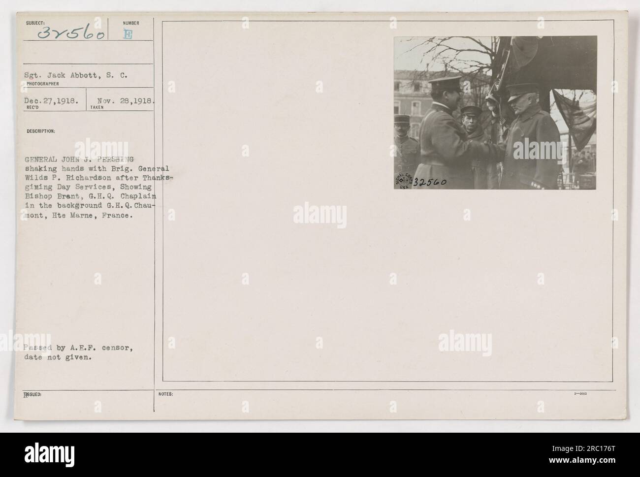 Il generale John J. Pershing stringe la mano a Brig. Il generale Wilds P. Richardson dopo i servizi del giorno del Ringraziamento. Vescovo Brant, il G.H.Q. Cappellano, si può vedere sullo sfondo. Presa dal sergente Jack Abbott il 27 dicembre 1918, al G.H.Q. Chaumont, hte. Marne, Francia. Nota: Immagine passata da A.E.F. censor, ma la data esatta non è fornita. Il numero di descrizione della foto è E32560. Foto Stock