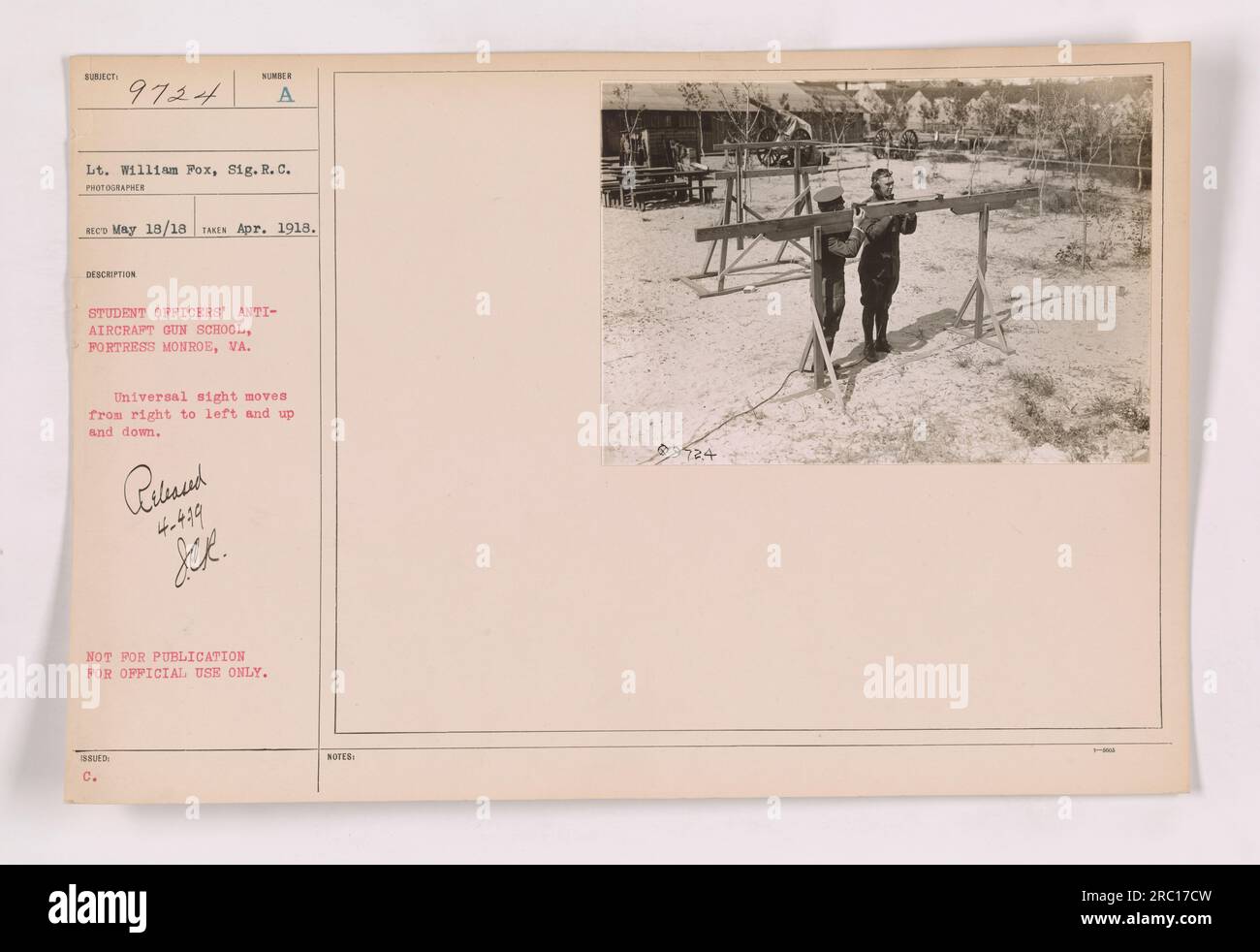 Gli allievi ufficiali della scuola di armi antiaeree a Fortress Monroe, Virginia, sono visti praticare con uno sguardo universale che consente il movimento in varie direzioni. Questa fotografia, scattata nell'aprile 1918, presenta il tenente William Fox della Sig.R.C. L'immagine è stata rilasciata solo per uso ufficiale e non è destinata alla pubblicazione pubblica. Foto Stock