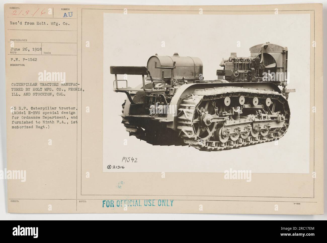 Titolo: "Trattori Caterpillar prodotti da Holt Mfg. Co., World War i, 1918' Caption: Una fotografia in bianco e nero scattata da un fotografo sconosciuto il 26 giugno 1918, rivela un gruppo di 45 H.P. Trattori Caterpillar, prodotti da Holt Mfg. Co. A Peoria, Illinois, e Stockton, California. Questi trattori specializzati Model e-HVS sono stati progettati per l'Ordnance Department e forniti al Ninth P.A., 1st motorized Regt. Questa foto è etichettata come P1542 e classificata solo per uso ufficiale. Foto Stock