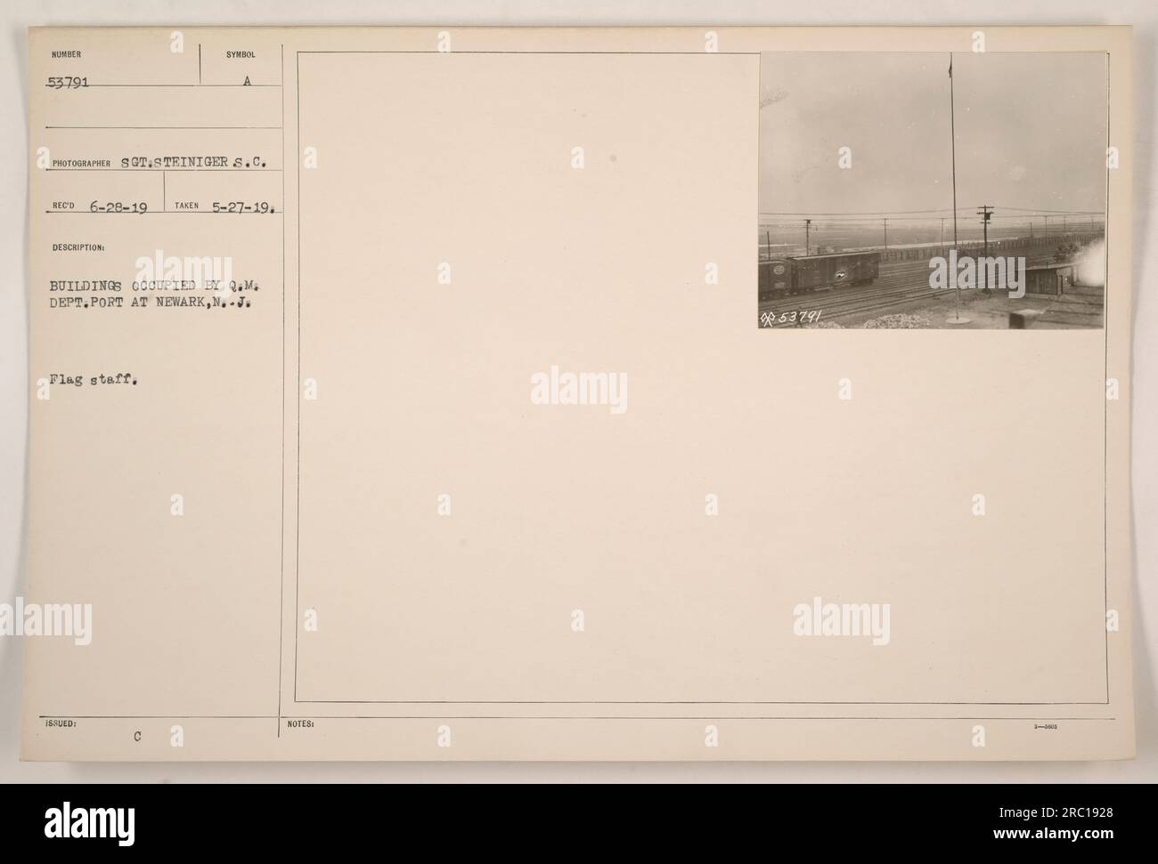 Edifici nel porto di Newark, New Jersey occupati dal Dipartimento dei Quartermaster durante la prima guerra mondiale La fotografia è stata scattata dal sergente Steiniger il 27 maggio 1919, e ha la descrizione "RECO 6-28-19 PRESO 5-27-19" con il simbolo "personale bandiera, A." l'immagine è etichettata come "edifici occupati dal Dipartimento Q.M. Porto di Newark, N.J.' con numero di emissione C note 53791. Foto Stock