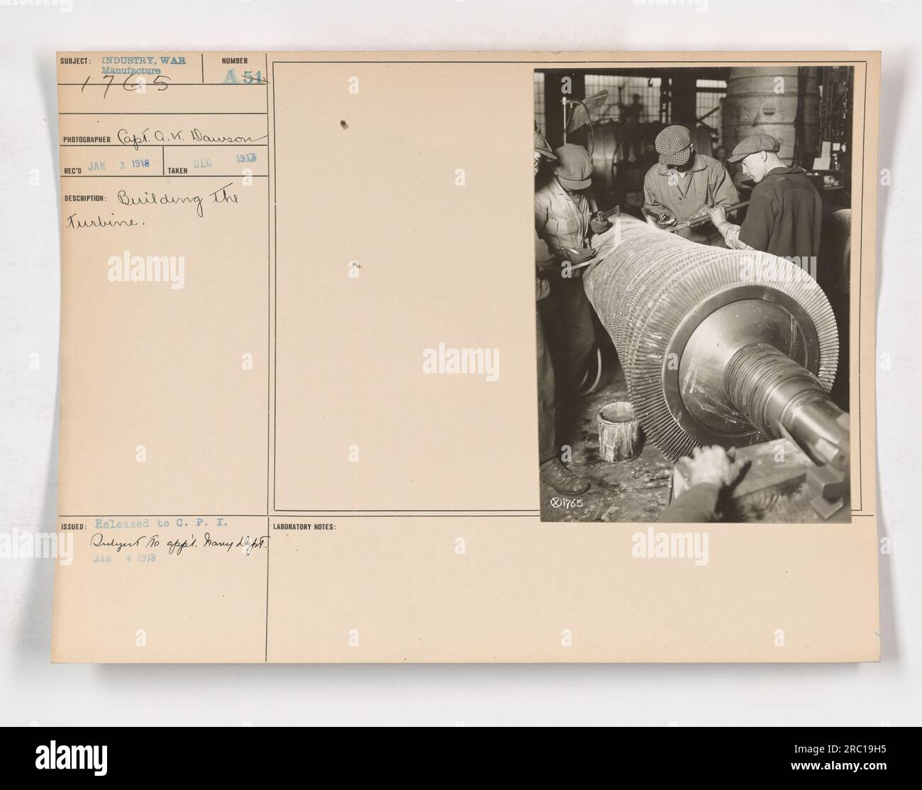 Immagine che mostra i lavoratori impegnati in attività di costruzione navale. La turbina prodotta è per scopi militari durante la prima guerra mondiale. La foto è stata scattata dal capitano Q.K. Dawson nel 1913 e fu rilasciato al C.P.I. (Comitato di informazione pubblica) nel gennaio 1918. La figura mostra la manodopera coinvolta nella costruzione della turbina. Foto Stock