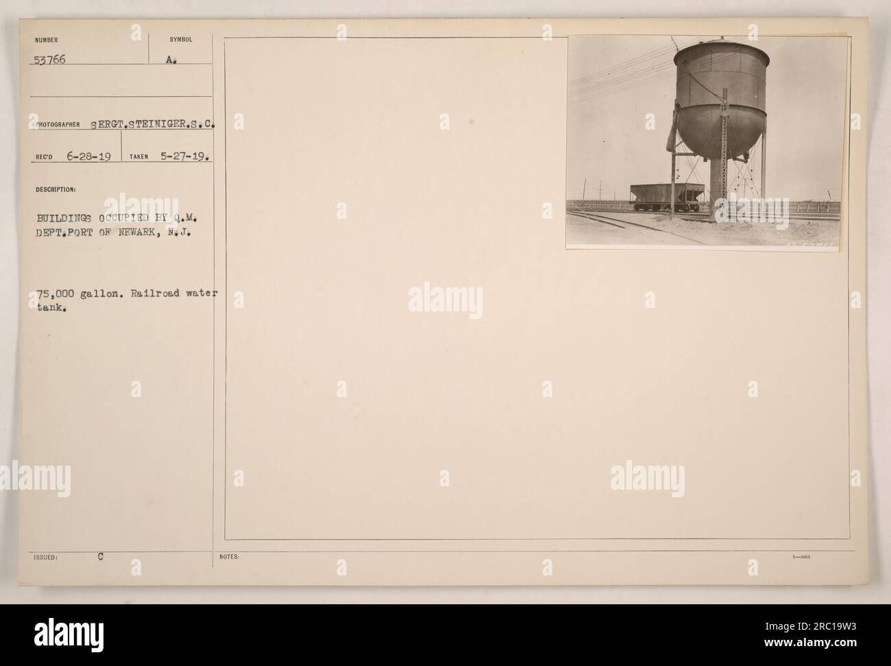 Edifici occupati dal Q.M. Dipartimento al porto di Newark, New Jersey. Fotografia scattata il 27 maggio 1919 e ricevuta il 28 giugno 1919. L'immagine mostra un serbatoio dell'acqua della ferrovia da 75.000 galloni situato nel porto. [Note: Il fotografo è il sergente Steiniger, S.C.] Foto Stock