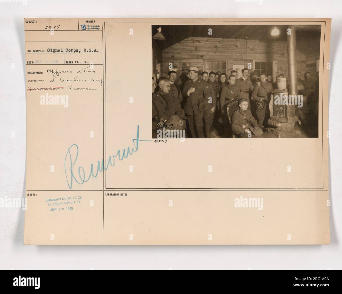 Aviatori francesi e americani si riunirono in un salottino di ufficiali in un campo di aviazione a Issoudou, in Francia, durante la prima guerra mondiale il 12 dicembre 1917. La fotografia mostra il cameratismo e le esperienze condivise di questi audaci piloti mentre discutono delle loro imprese quotidiane nella guerra. Foto Stock