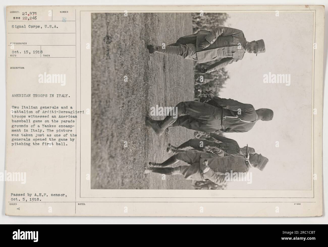 I generali italiani e le truppe Arditi-Bersaglieri guardano una partita di baseball americano in un accampamento Yankee in Italia, 15 ottobre 1918. La fotografia cattura il momento in cui uno dei generali lancia il primo lancio. L'immagine è stata approvata dalla A.E.P. censor il 5 ottobre 1918. Queste note di documentazione corrispondono al n. 21975 della serie Signal Corpe. Foto Stock