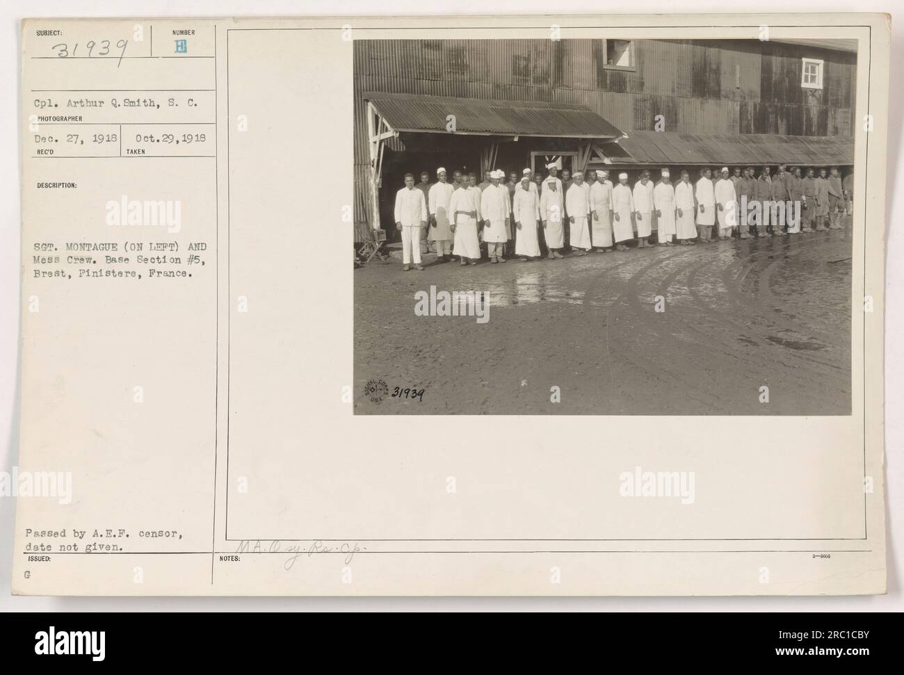 Didascalia: 'CPL. Arthur Q. Smith del Signal Corps ha catturato questa fotografia il 27 dicembre 1918, raffigurante il sergente Montague (a sinistra) e l'equipaggio della base Section 5 a Brest, Finistere, Francia. La foto è stata approvata dalla censura A.E.F. ma la sua data esatta di emissione è sconosciuta." Foto Stock