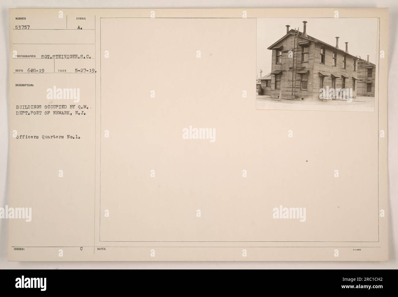 "Edifici occupati dal Q.M.. Dipartimento al porto di Newark, NJ.. Questa immagine mostra i quartieri degli ufficiali n. 1. La foto è stata scattata il 27 maggio 1919 dal sergente Steiniger del Signal Corps. Gli edifici servivano da alloggio per gli ufficiali del Dipartimento dei Quartermaster." Foto Stock