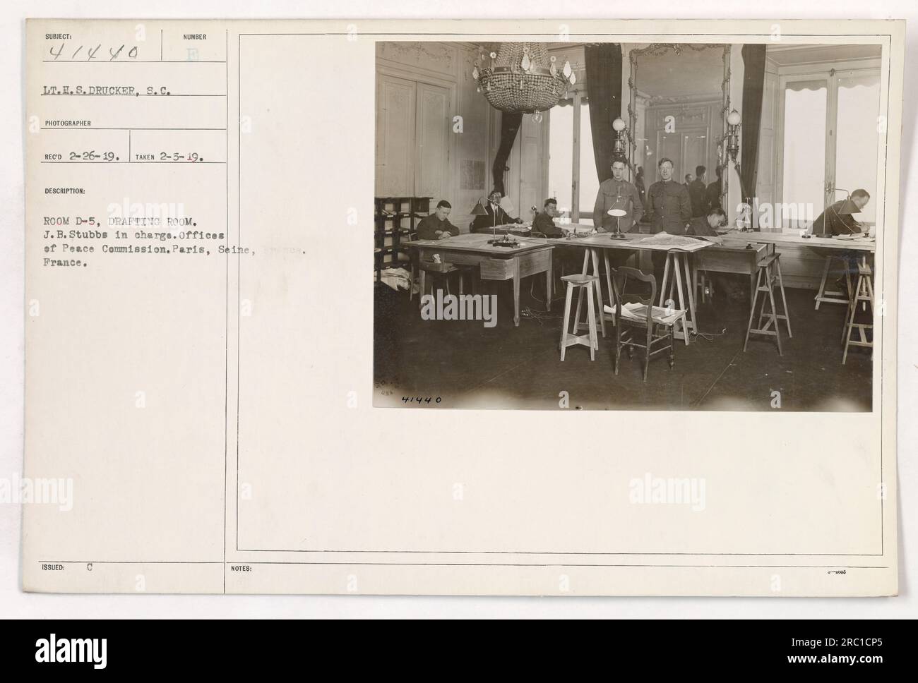 Tenente E.S. Drucker, un fotografo, ha scattato questa foto il 5 febbraio 1919, ed è stata ricevuta il 26 febbraio 1919. L'immagine mostra la sala D-5, la sala di disegno, gestita da J.B. Stubbs. Questa sala si trova negli uffici della commissione per la pace a Parigi, Senna, Francia. Foto Stock
