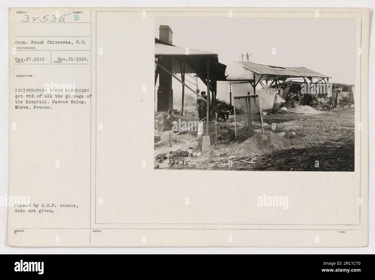 Il caporale Frank Chircosta della 3rd Visiting Company a Mesves Buloy, Francia, assiste nella messa a disposizione dei rifiuti ospedalieri presso gli inceneritori. La fotografia, scattata il 21 novembre 1918, cattura il processo di smaltimento dei rifiuti dalle lattine alimentari. L'immagine è stata approvata dal censore A.E.P. anche se la data esatta è sconosciuta. Nota: 326 35. Foto Stock