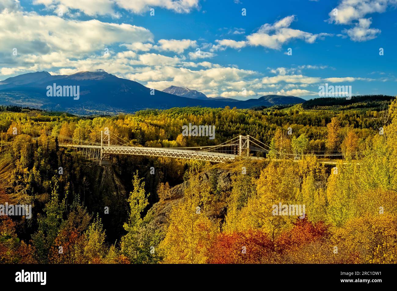 Un paesaggio autunnale della famosa sospensione che attraversa il fiume Bulkley a Hagwilget, British Columbia, Canada Foto Stock