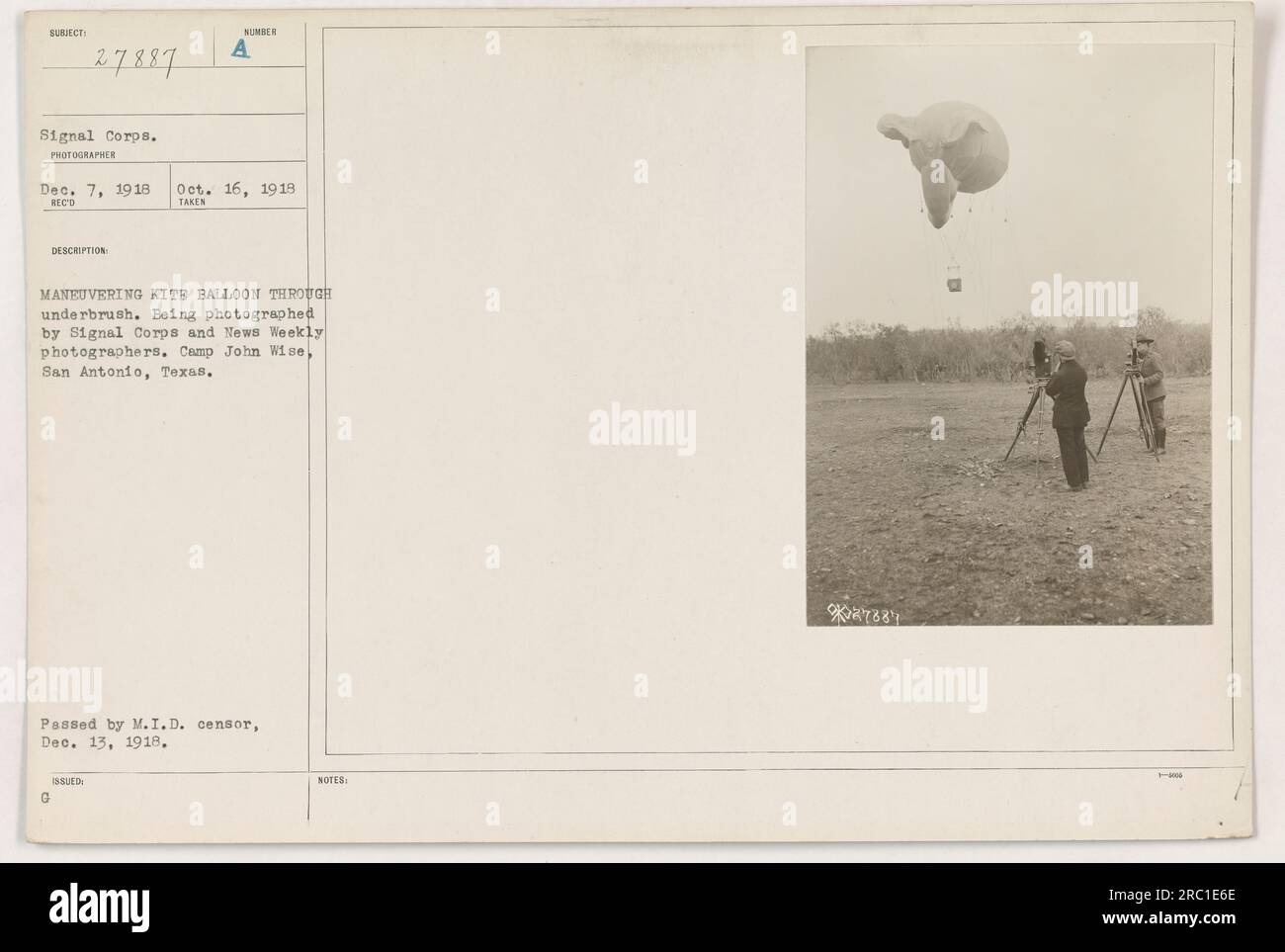 Un soldato che manovra un pallone aquilone con l'aiuto di un sottobosco durante l'addestramento a Camp John Wise, San Antonio, Texas. Il soldato è stato fotografato dai fotografi Signal Corps e News Weekly. Questa foto è stata approvata dal M.I.D. censor il 13 dicembre 1918. Foto Stock