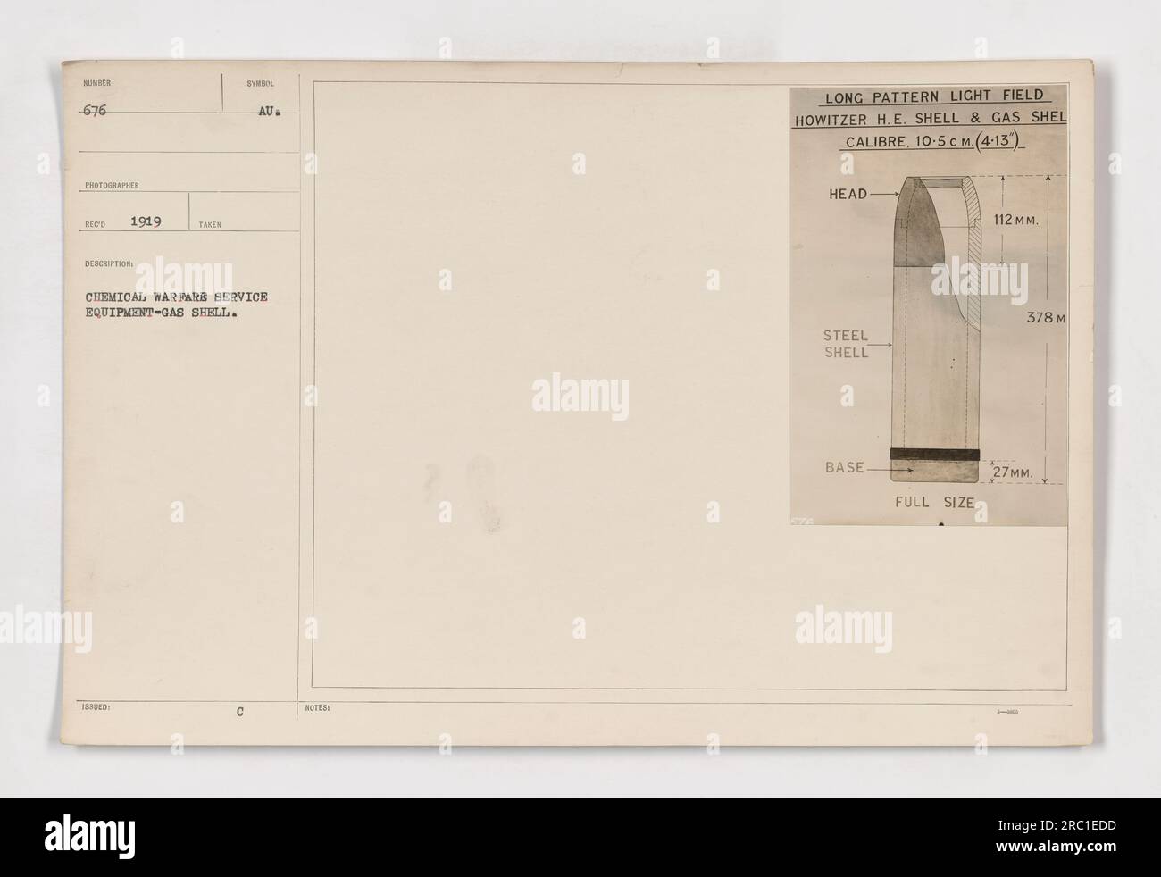 Un'immagine che mostra il guscio del gas SUMBE utilizzato dal Chemical Warfare Service durante la prima guerra mondiale La fotografia, scattata nel 1919, cattura un simbolo dell'attrezzatura del servizio. Il guscio del gas è progettato per l'obice di campo luminoso con un calibro di 10,5 cm (4,13 pollici). La testa del guscio è realizzata in acciaio e ha una dimensione di base di 112 mm (4,37 pollici), una dimensione completa di 378 mm (14,88 pollici) e una lunghezza di 27 mm (1,06 pollici). Foto Stock