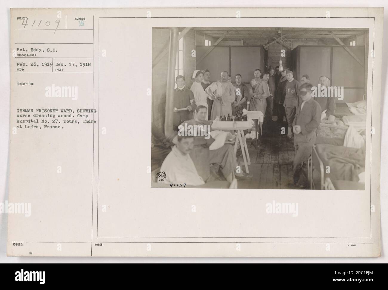 Prigioniero tedesco che riceve cure mediche presso l'ospedale Camp n. 27 a Tours, Indre et Loire, Francia. Nella foto, un'infermiera si vede vestire la ferita di Pvt Eddy, S.C. L'immagine è stata scattata il 17 dicembre 1918 e pubblicata come n. 41109 della serie. Foto Stock