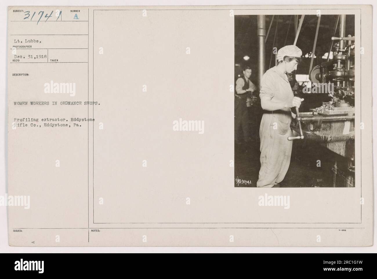 Una fotografia che cattura donne lavoratrici in un negozio di ordigni. L'immagine mostra il tenente Lubbe che supervisiona l'estrattore di profiling presso la Eddystone Rifle Co. Di Eddystone, Pennsylvania. Questa foto è stata scattata il 31 dicembre 1918 ed è identificata come soggetto numero 31741. Au 293741. Foto Stock