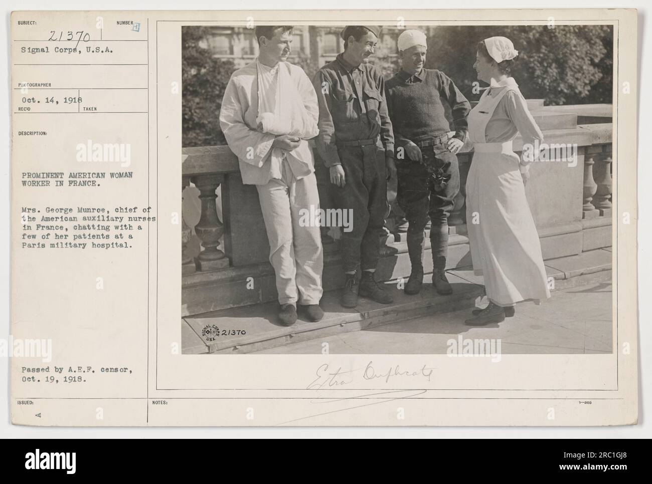 In questa foto scattata il 14 ottobre 1918, la signora George Munroe, capo delle infermiere ausiliarie americane in Francia, è vista chiacchierare con i suoi pazienti in un ospedale militare di Parigi. La signora Munroe era un'importante lavoratrice americana durante la prima guerra mondiale Questa immagine è stata approvata dalla A.E.P. censor e pubblicata il 19 ottobre 1918. Foto Stock