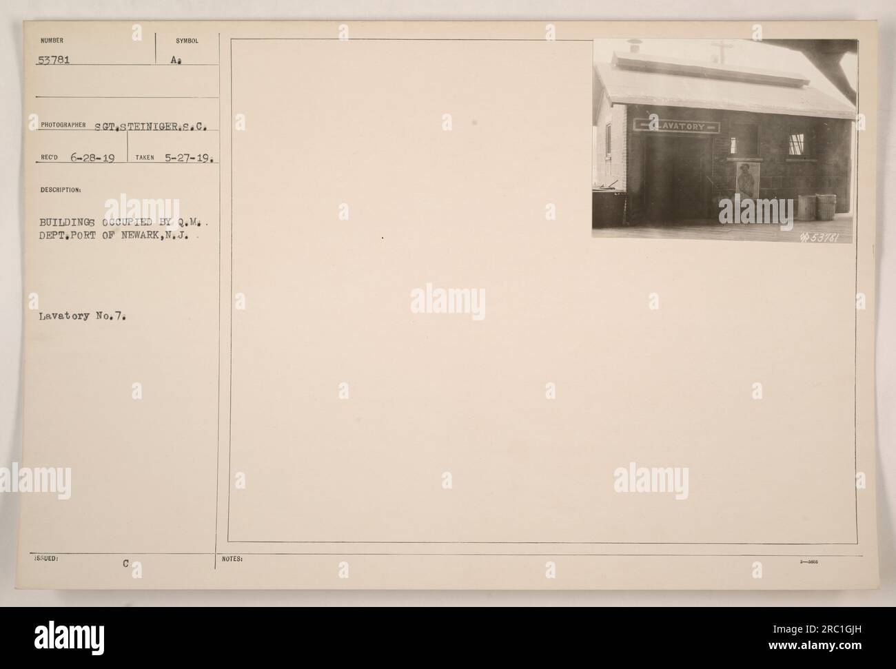 Vista interna del Lavatorio n. 7, situato negli edifici occupati dal Quartermaster (Q.M.) Dipartimento al porto di Newark, New Jersey. Foto scattata il 27 maggio 1919 dal sergente Steiniger. Questa è l'immagine numero 53781 della collezione. Foto Stock