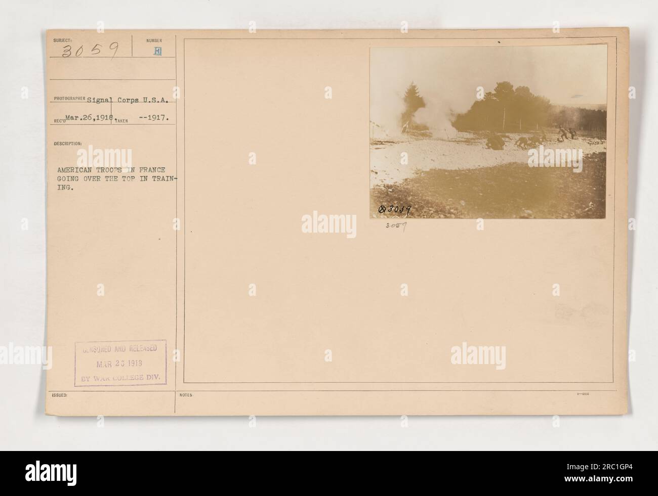 Soldati americani in Francia che si esercitano ad andare oltre i vertici durante l'addestramento. Questa foto è stata scattata il 26 marzo 1918 dal Signal Corps degli Stati Uniti Fa parte di una collezione chiamata "Photographs of American Military Activities during World War i". Foto Stock