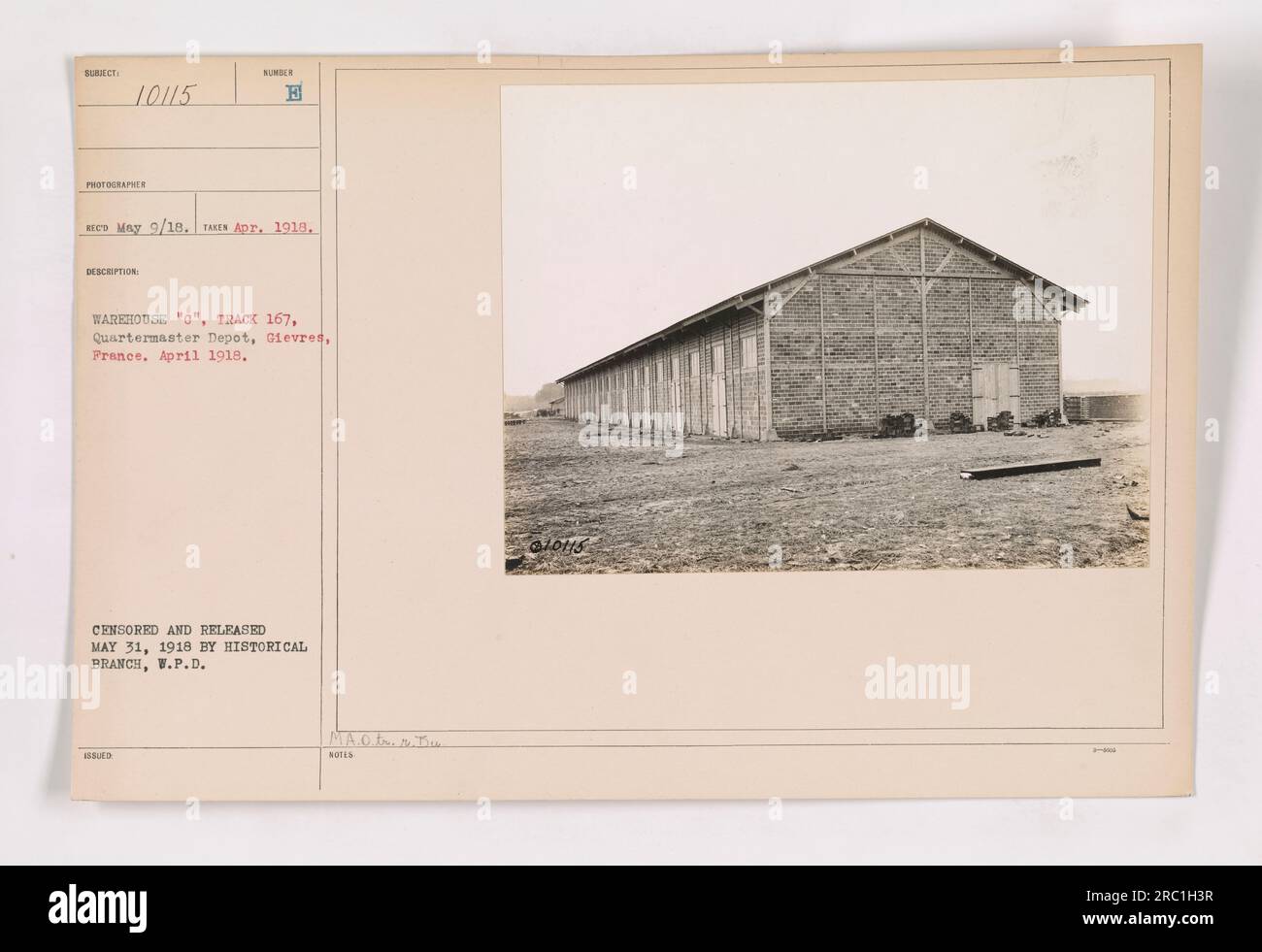 Immagine che raffigura il magazzino "C" presso il deposito Quartermaster a Gievres, Francia, nell'aprile 1918. La foto è stata scattata da e RECS il 9 maggio 1918. Il magazzino si trova sulla pista 167 e fa parte delle attività militari americane durante la prima guerra mondiale. L'immagine è stata censurata e pubblicata il 31 maggio 1918 da The Historical Branch, W.P.D. Le note indicano il nome "Glotts". Foto Stock