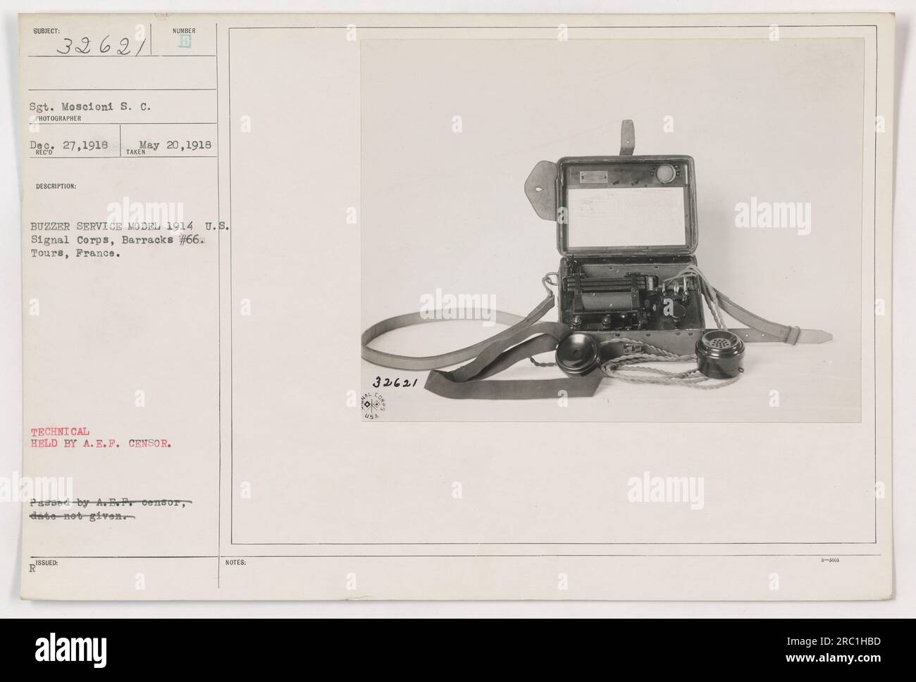 Una fotografia di un cicalino di servizio rilasciato al sergente Moscioni degli Stati Uniti Signal Corps il 20 maggio 1918. Il cicalino è un modello 1914 e si trova nella caserma #66 a Tours, Francia. I dettagli tecnici della fotografia includono che è tenuta dalla censura A.E.F e approvata dalla censura ArBrty, anche se la data di quest'ultima non è fornita. Foto Stock