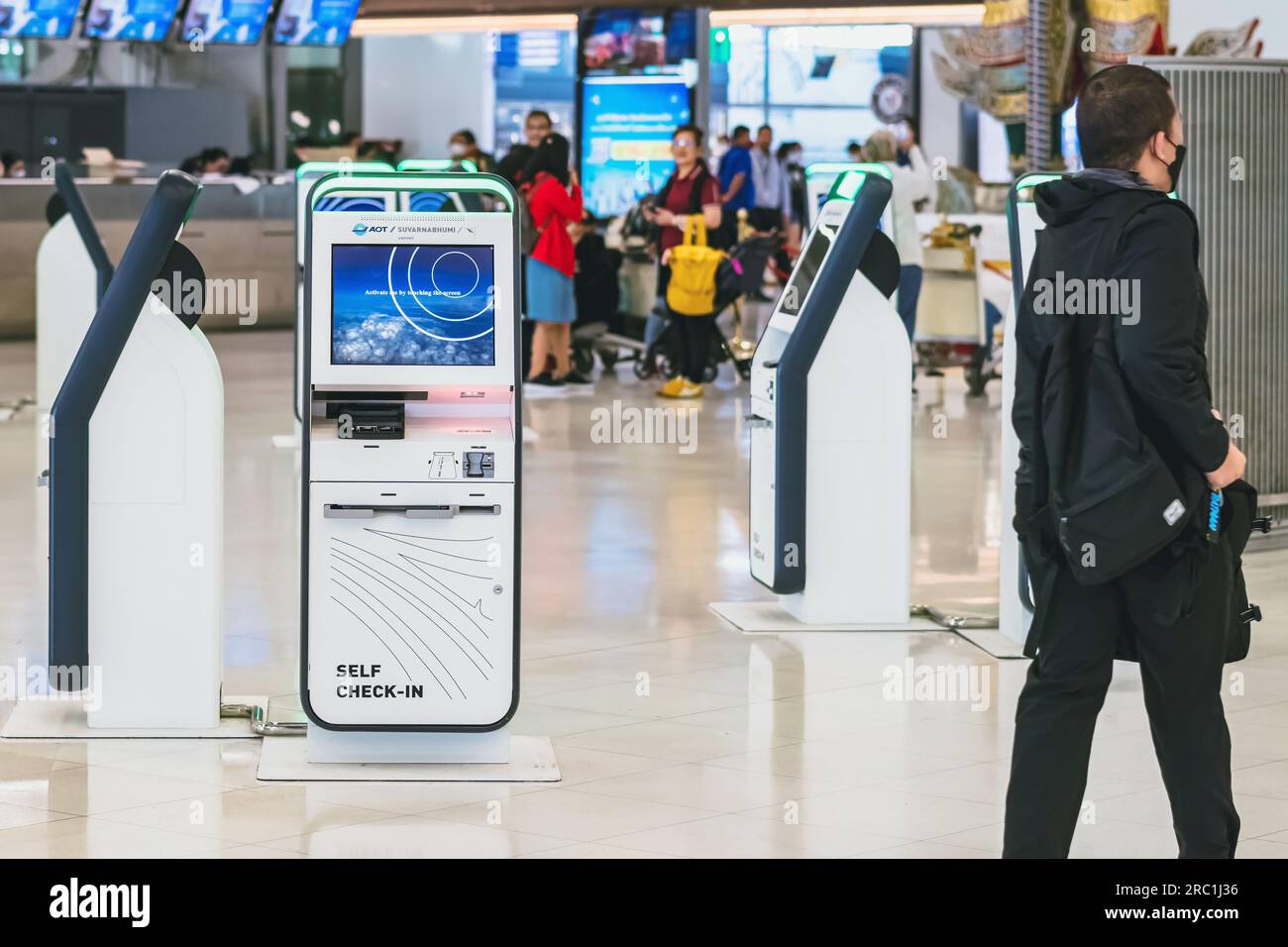 BANGKOK-THAILANDIA, 20,2023 FEBBRAIO: Check-in automatico o macchina self-service all'Aeroporto Internazionale di Suvarnabhumi. Innovazione al servizio Foto Stock