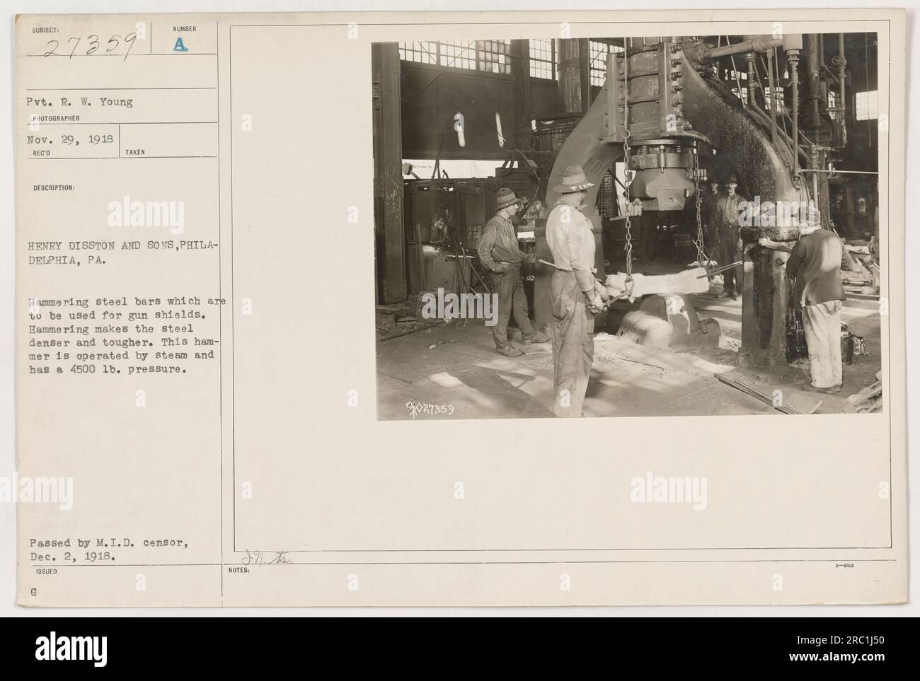 Soldato americano che martellava barre d'acciaio per scudi per armi nella fabbrica Henry Disston and Sons di Philadelphia, Pennsylvania. Il martello viene azionato a vapore ed esercita una pressione di 4500 lb. Il processo di martellatura rende l'acciaio più denso e più duro. Questa foto è stata scattata il 29 novembre 1918 e ha superato la censura il 2 dicembre 1918. Foto Stock