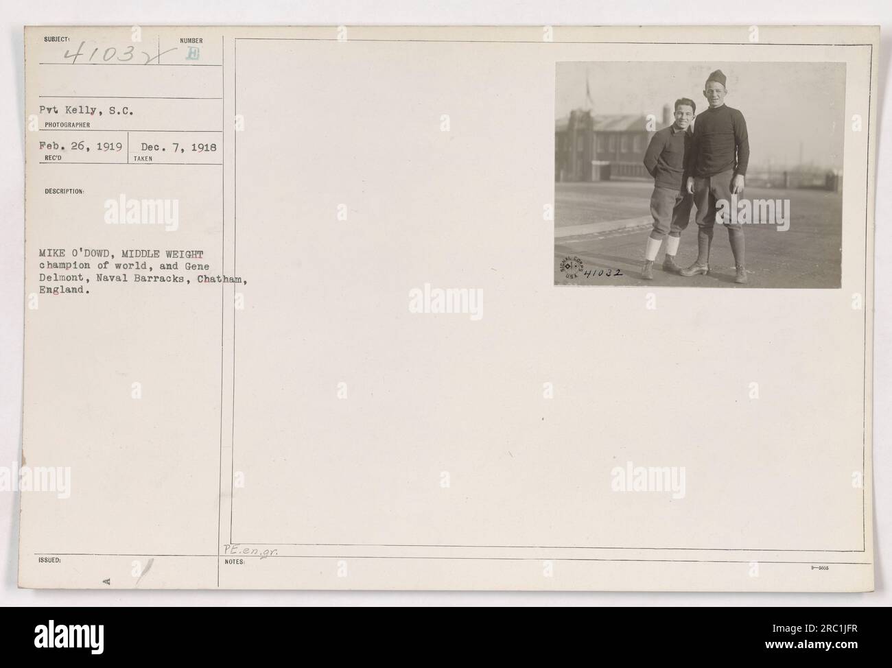 Il campione mondiale dei pesi massimi Mike o'Dowd (a sinistra) e Gene Delmont (a destra), di stanza presso la Naval Barracks di Chatham, in Inghilterra, il 26 febbraio 1919. O'Dowd era un campione dei pesi medi, ed entrambi erano in servizio nell'esercito durante la prima guerra mondiale Questa fotografia è un comunicato ufficiale dell'Ufficio relazioni pubbliche. Foto Stock