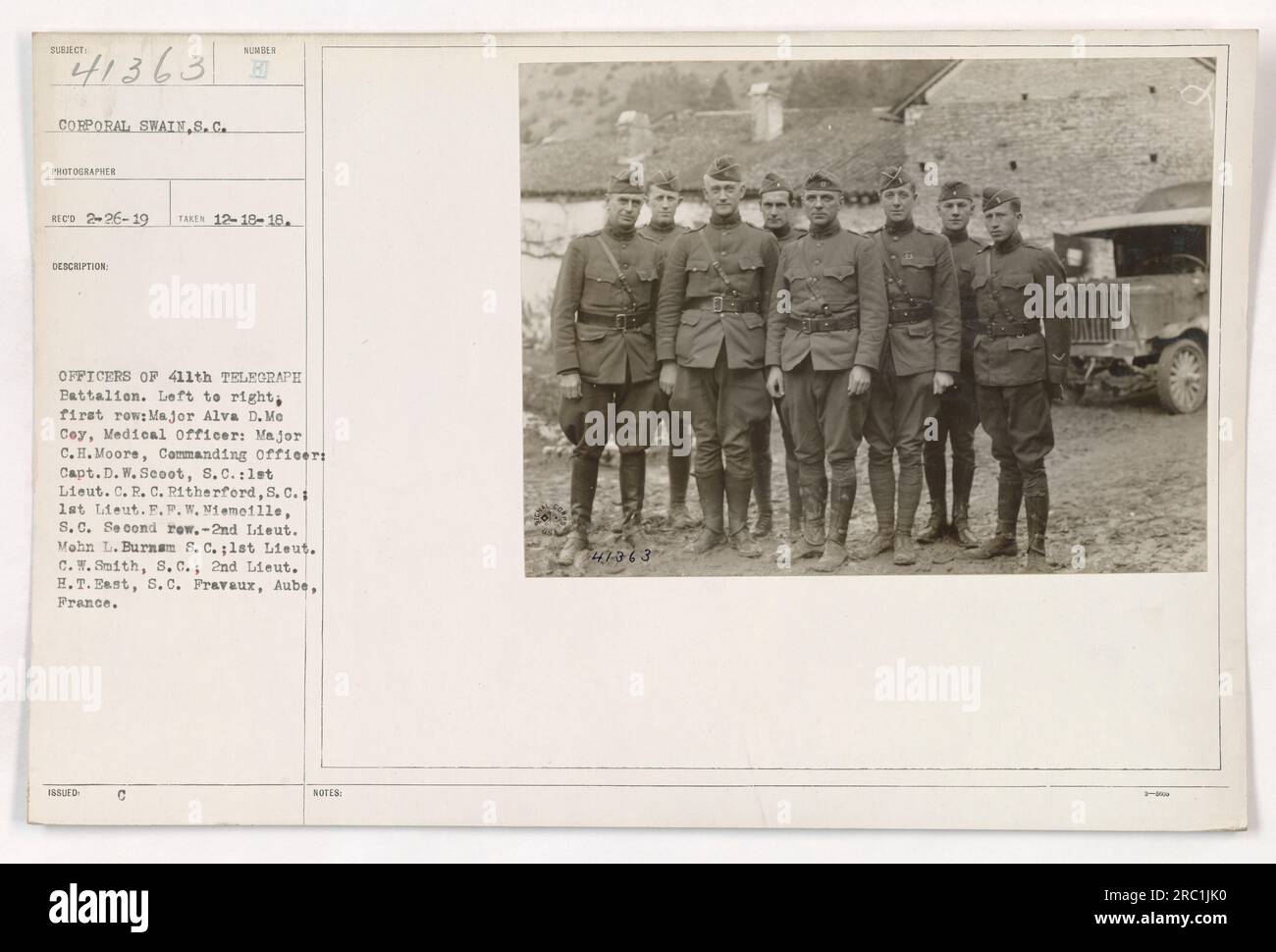 Foto di gruppo degli ufficiali che ritraggono gli ufficiali del 411th Telegraph Battalion durante la prima guerra mondiale Nella foto da sinistra a destra in prima fila sono il maggiore Alva D. me Coy, il maggiore C.H. Moore, capitano D.W. Scoot, 1° Lieut. C.R. Ritherford, e 1st Lieut. F.P.W. Niemeille. Nella seconda fila ci sono 2° Lieut. Mohn L. Burnam, 1° Lieut. C.W. Smith, e il secondo Lieut. H.T. East. La foto è stata scattata a Pravaux, Aube, in Francia, il 18 dicembre 1918. Foto Stock