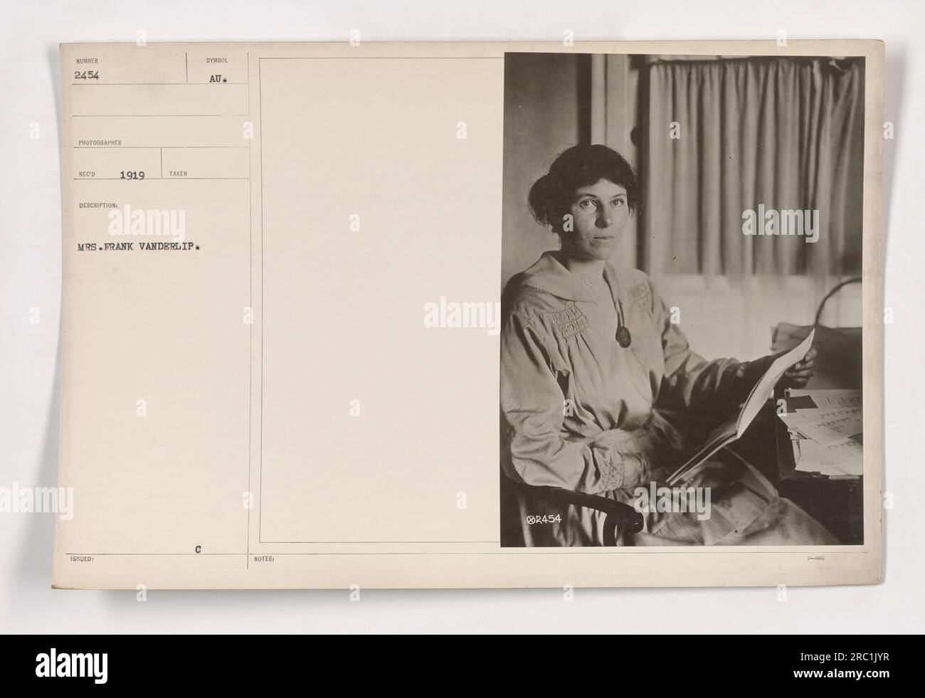 L'immagine mostra la signora Frank Vanderlip, scattata dal fotografo ECO nel 1919. La signora Vanderlip è vestita con abiti simbolici, probabilmente in oro (simbolo AU), con l'iscrizione "Hotes 20". La fotografia ha il numero di serie 2454." Foto Stock