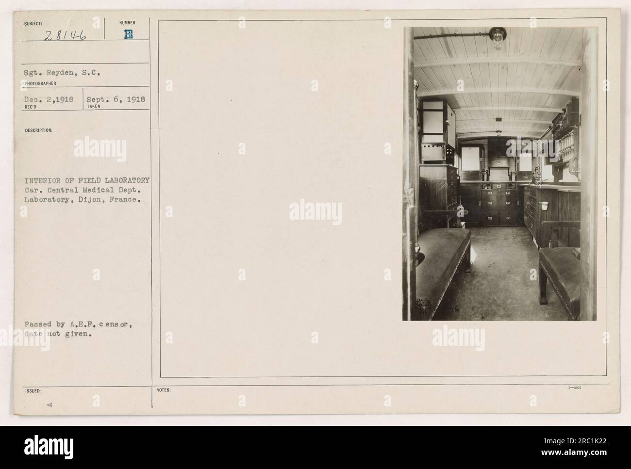 Interno di un laboratorio da campo a Digione, Francia, durante la prima guerra mondiale. La foto è stata scattata dal sergente Reyden del laboratorio del Dipartimento medico centrale. L'immagine mostra le strutture e le attrezzature utilizzate per la ricerca e l'analisi medica sul campo. La data di presentazione e di censura non sono fornite. Foto Stock