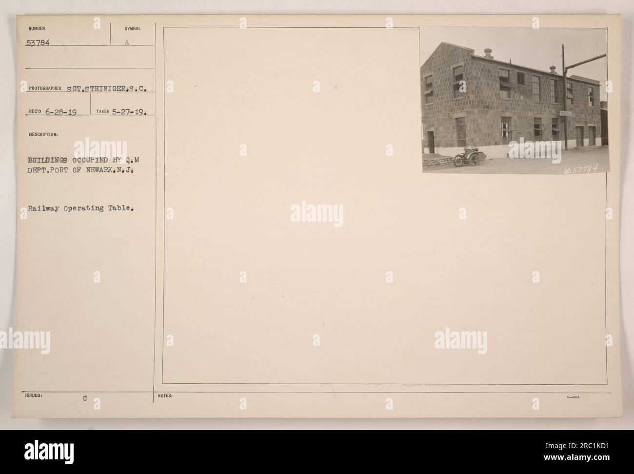 Una fotografia in bianco e nero che mostra gli edifici occupati dal Q.M. Dipartimento nel porto di Newark, New Jersey. La fotografia è contrassegnata dal numero 53784 con l'etichetta "tavolo operatorio ferroviario". Fu presa dal sergente Steiniger il 27 maggio 1919 e registrata ufficialmente il 28 giugno 1919. La foto fa parte di una collezione di attività militari americane durante la prima guerra mondiale. Foto Stock