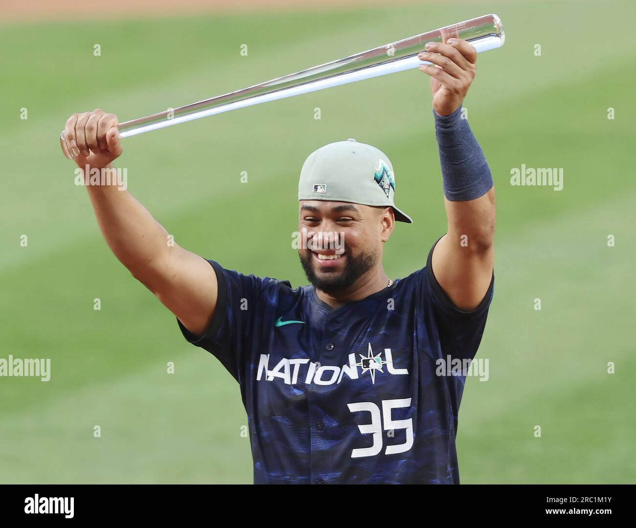 Seattle, Stati Uniti. 11 luglio 2023. Il ricevitore dei Colorado Rockies Elias Diaz detiene la mazza da baseball MVP dopo che il suo fuoricampo da due punti ha dato alla National League una vittoria 3-2 contro l'American League nell'All-Star Game 2023 al T-Mobile Park di Seattle, Washington martedì 11 luglio 2023. Foto di Aaron Josefczyk/UPI. Crediti: UPI/Alamy Live News Foto Stock