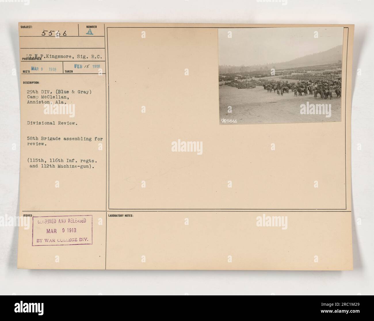 I soldati della 58th Brigade, che comprende il 115th, il 116th Infantry Regiments e il 112th Machine Gun, si riuniscono per una revisione divisionale a Camp McClellan ad Anniston, Alabama. Questa foto è stata scattata nel febbraio 1918 come parte della documentazione delle attività militari americane durante la prima guerra mondiale. Foto Stock