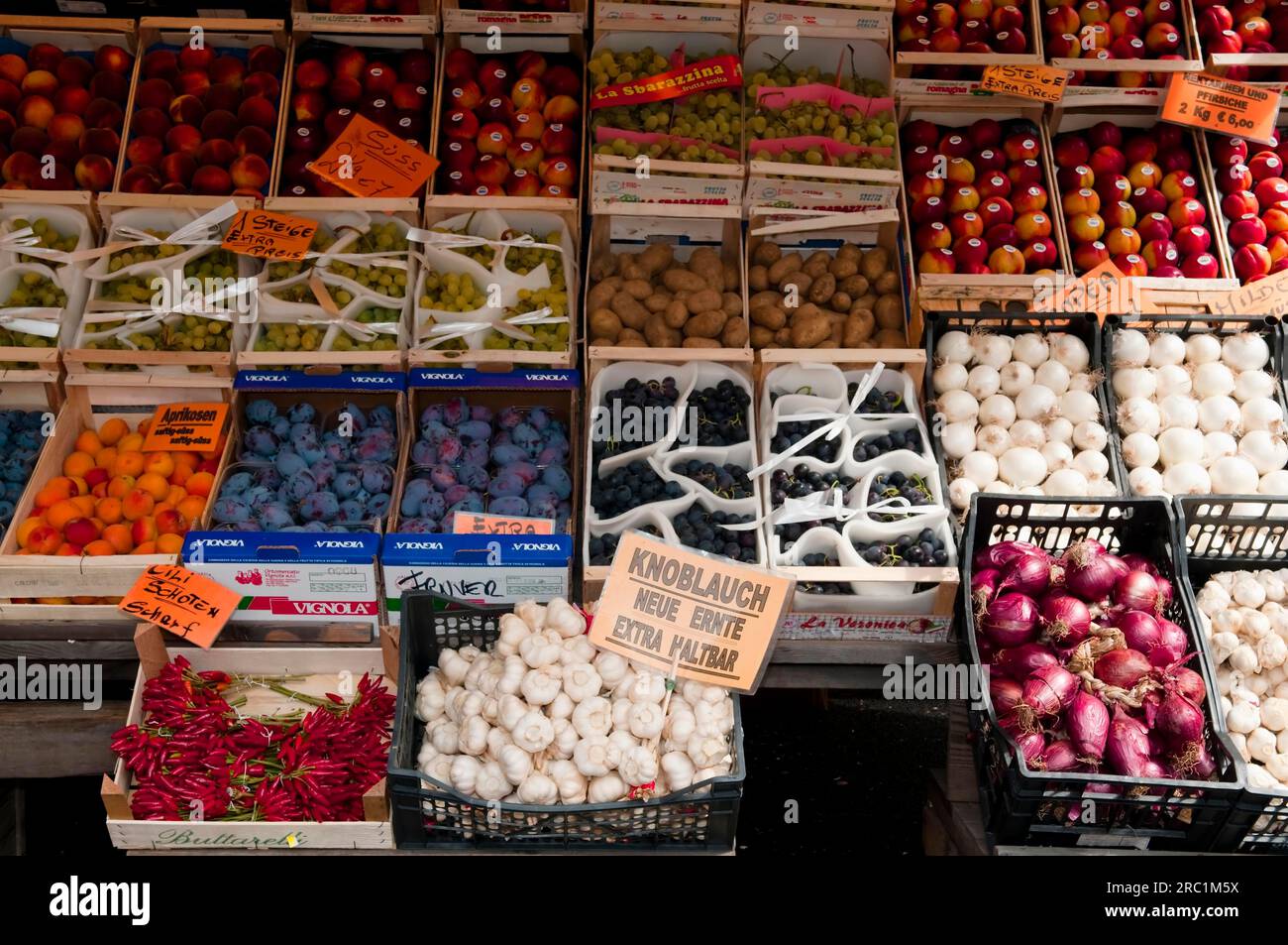 Bancarelle di frutta e verdura in un mercato italiano Foto Stock