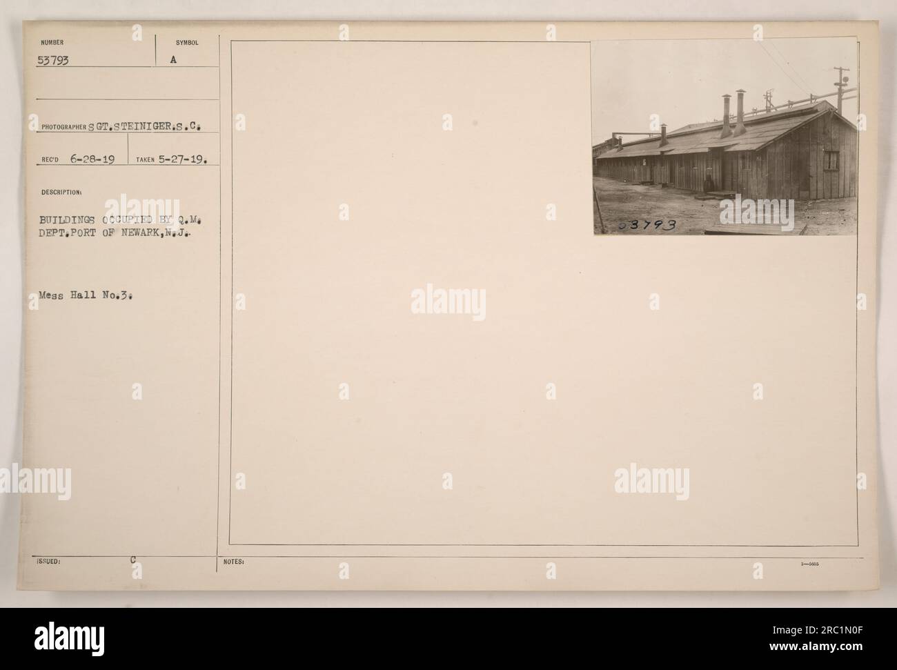 Questa immagine raffigura il Mess Hall No. 3, che era uno degli edifici occupati dal Q.M. Dipartimento al porto di Newark, New Jersey. La fotografia è stata scattata dal sergente Steiniger e fa parte di una serie che documenta le attività militari americane durante la prima guerra mondiale Foto Stock