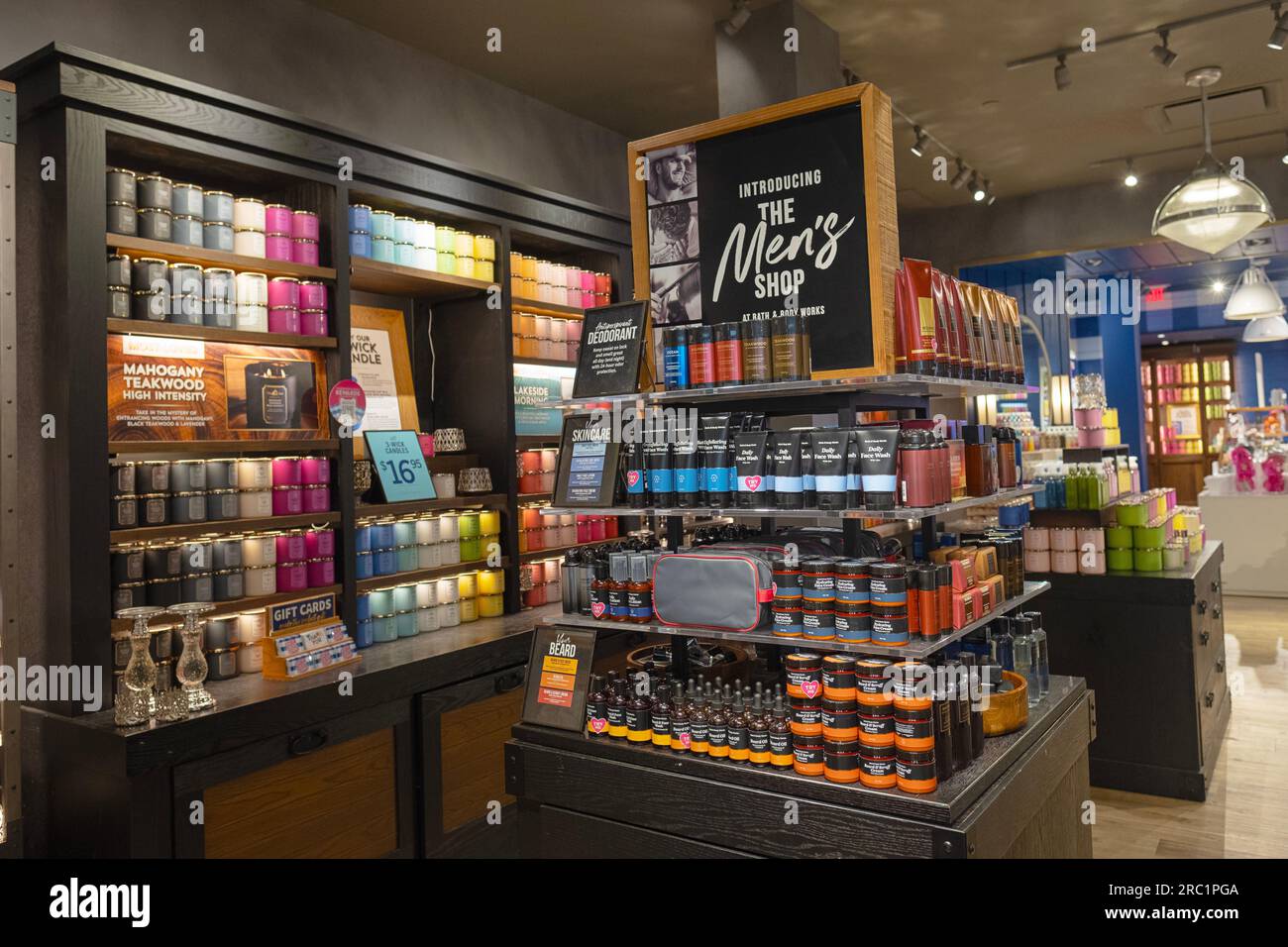 Un'esposizione di nuovi prodotti per uomo presso il negozio Bath & Body Works nel centro commerciale Danbury Fair nel Connecticut. Foto Stock