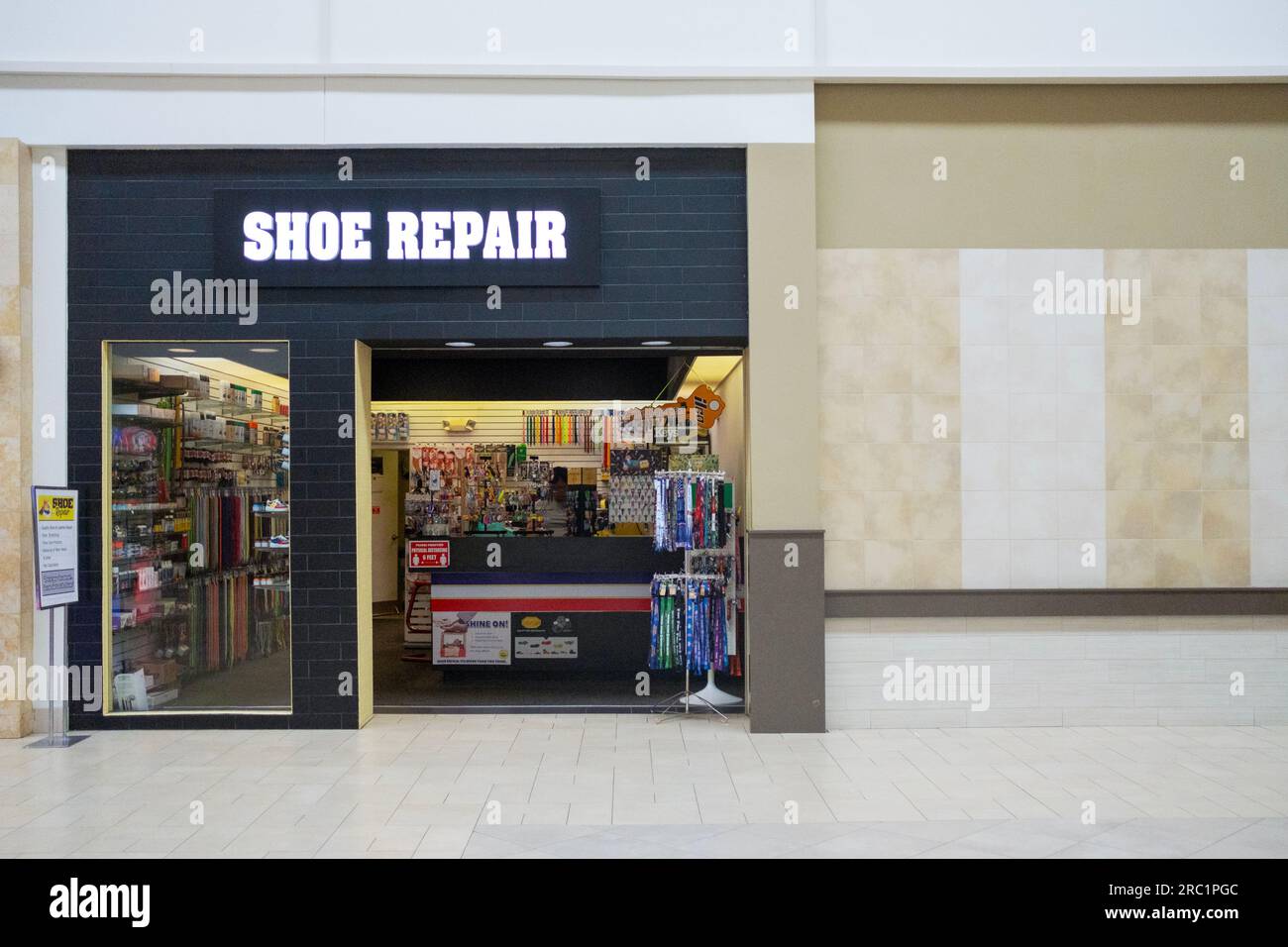 L'esterno di Hakky Shoe Repair, un negozio che offre riparazioni immediate. Nel centro commerciale Danbury Fair nel Connecticut. Foto Stock