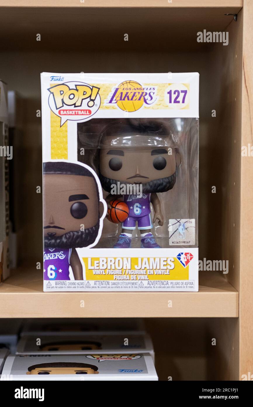 Una statuetta Funko Pop della star del basket NBA Lebron James. In vendita a Newbury Comics, un negozio nel centro commerciale Danbury Fair nel Connecticut. Foto Stock