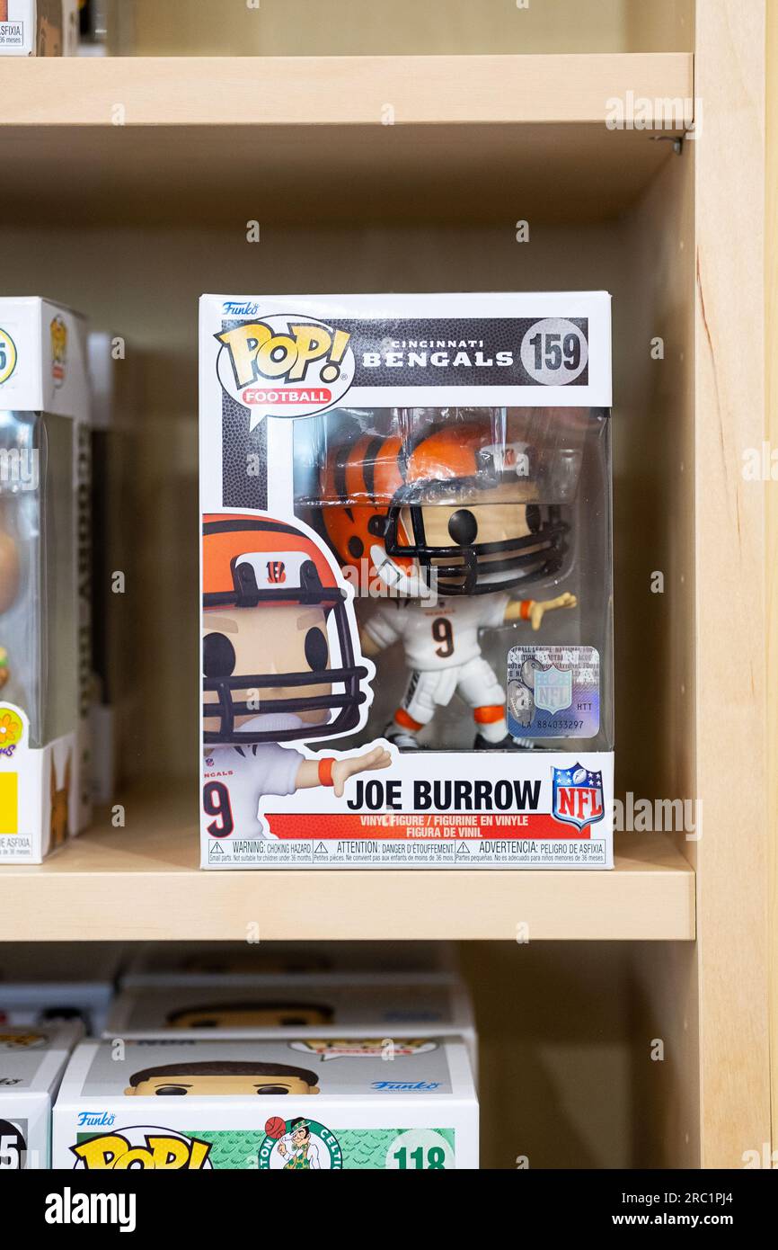 Una statuetta Funko Pop del quarterback dei NFL Bengals Joe Burrow. In vendita a Newbury Comics, un negozio nel centro commerciale Danbury Fair nel Connecticut. Foto Stock