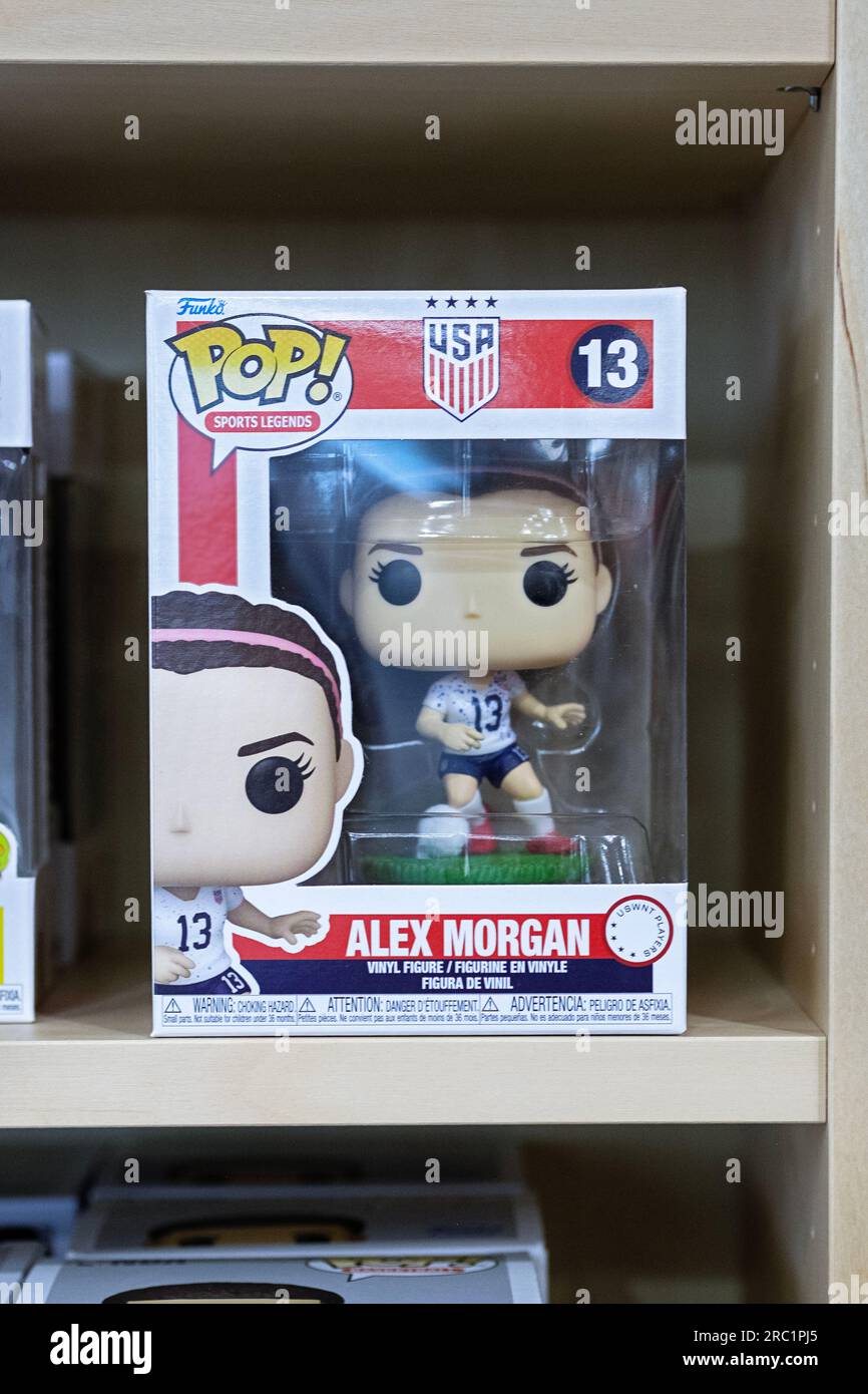 Una statuetta Funko Pop della star del calcio americano Alex Morgan. In vendita a Newbury Comics, un negozio nel centro commerciale Danbury Fair nel Connecticut. Foto Stock