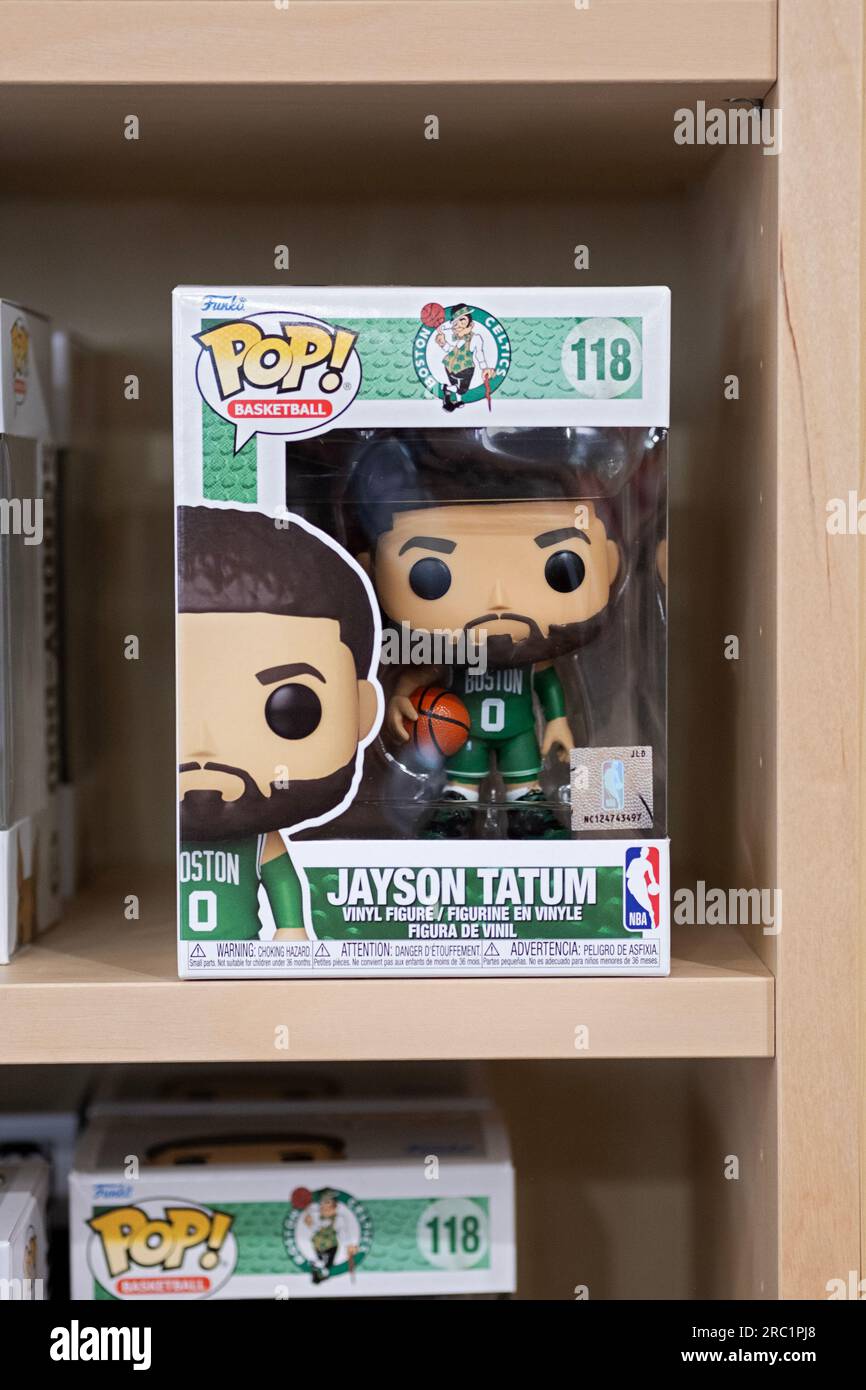 Una statuetta Funko Pop della star dei Celtics Jayson Tatum. In vendita a Newbury Comics, un negozio nel centro commerciale Danbury Fair nel Connecticut. Foto Stock
