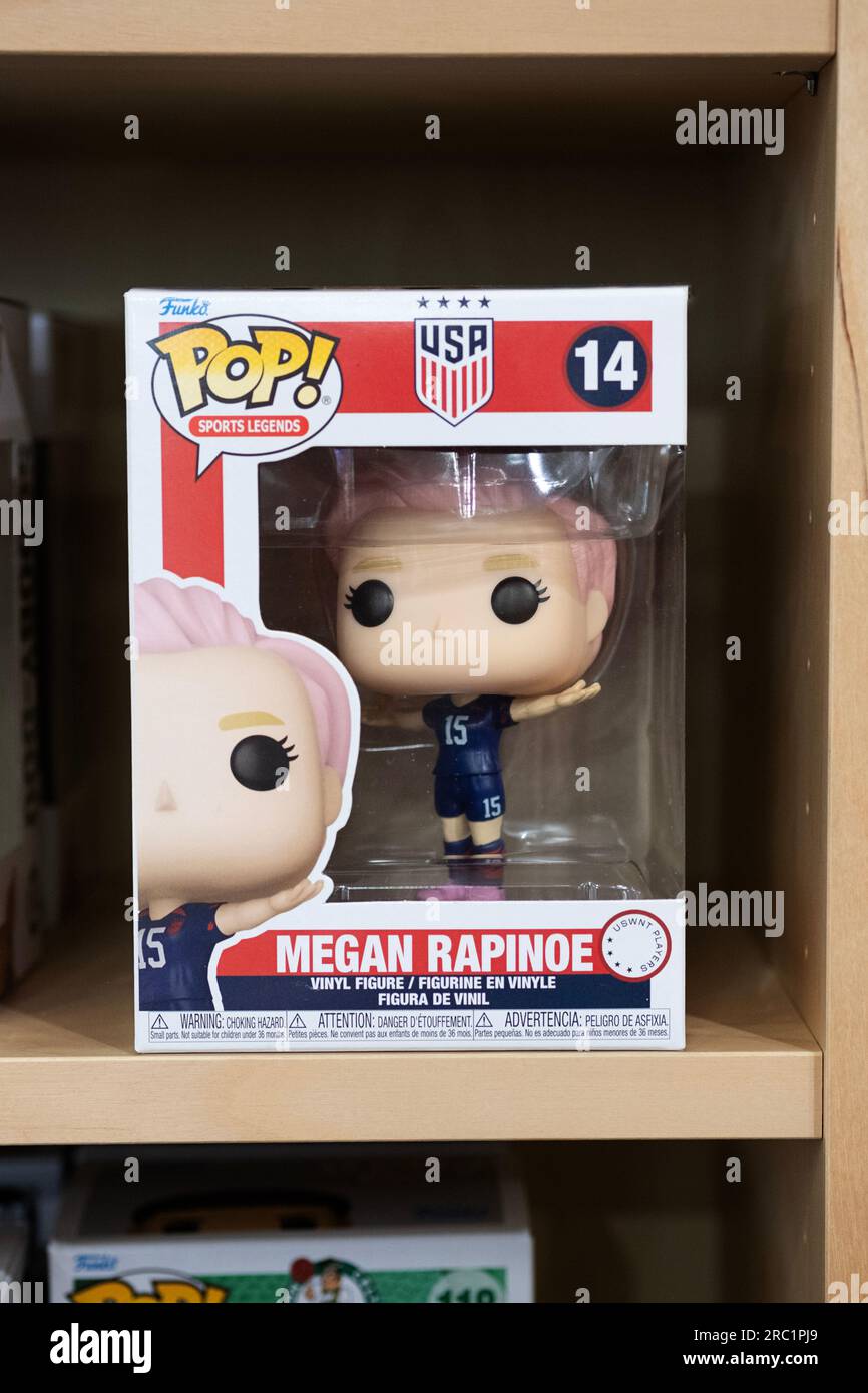 Una statuetta Funko Pop della star americana del calcio Megan Rapinoe. In vendita a Newbury Comics, un negozio nel centro commerciale Danbury Fair nel Connecticut. Foto Stock