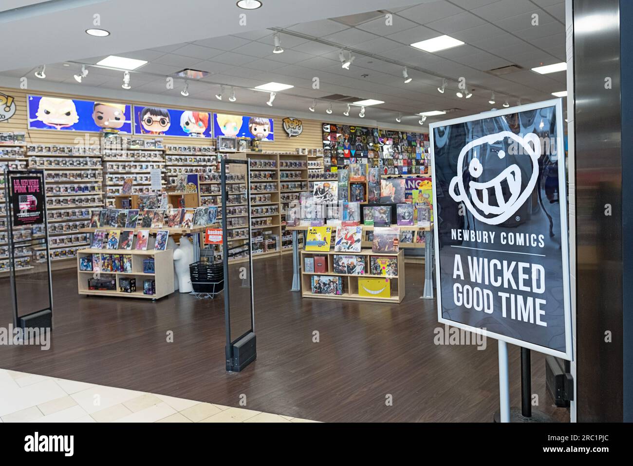 L'ingresso alla Newbury Comics offre ai clienti un buon momento. Al centro commerciale Danbury Fair di Danbury, Connecticut. Foto Stock