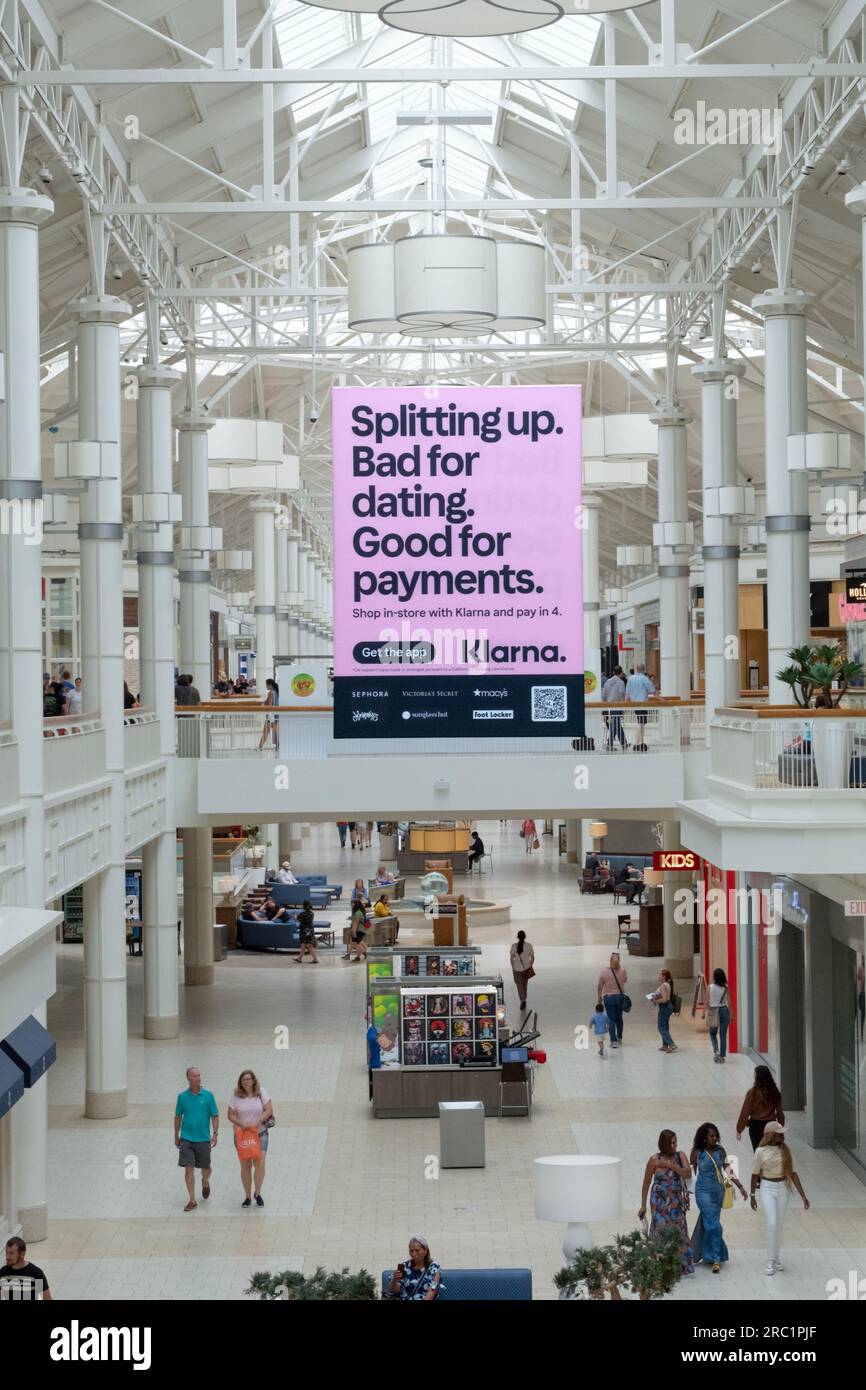 Una pubblicità intelligente di grandi dimensioni per Klarna Bank, società fintech svedese che fornisce servizi finanziari online. All'interno del Danbury Fair Mall. Foto Stock
