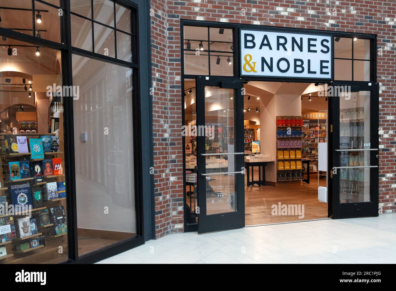 L'esterno di un negozio di mattoni e mortai Barnes & Noble all'interno del centro commerciale Danbury Fair a Danbury, Connecticut. Foto Stock