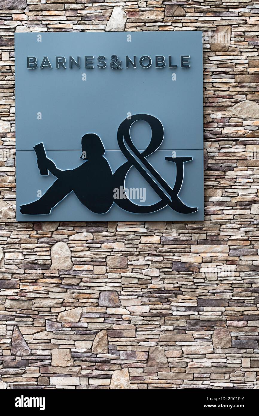 Il logo Barnes & Noble all'esterno del centro commerciale Danbury Fair, visto dal parcheggio. Foto Stock